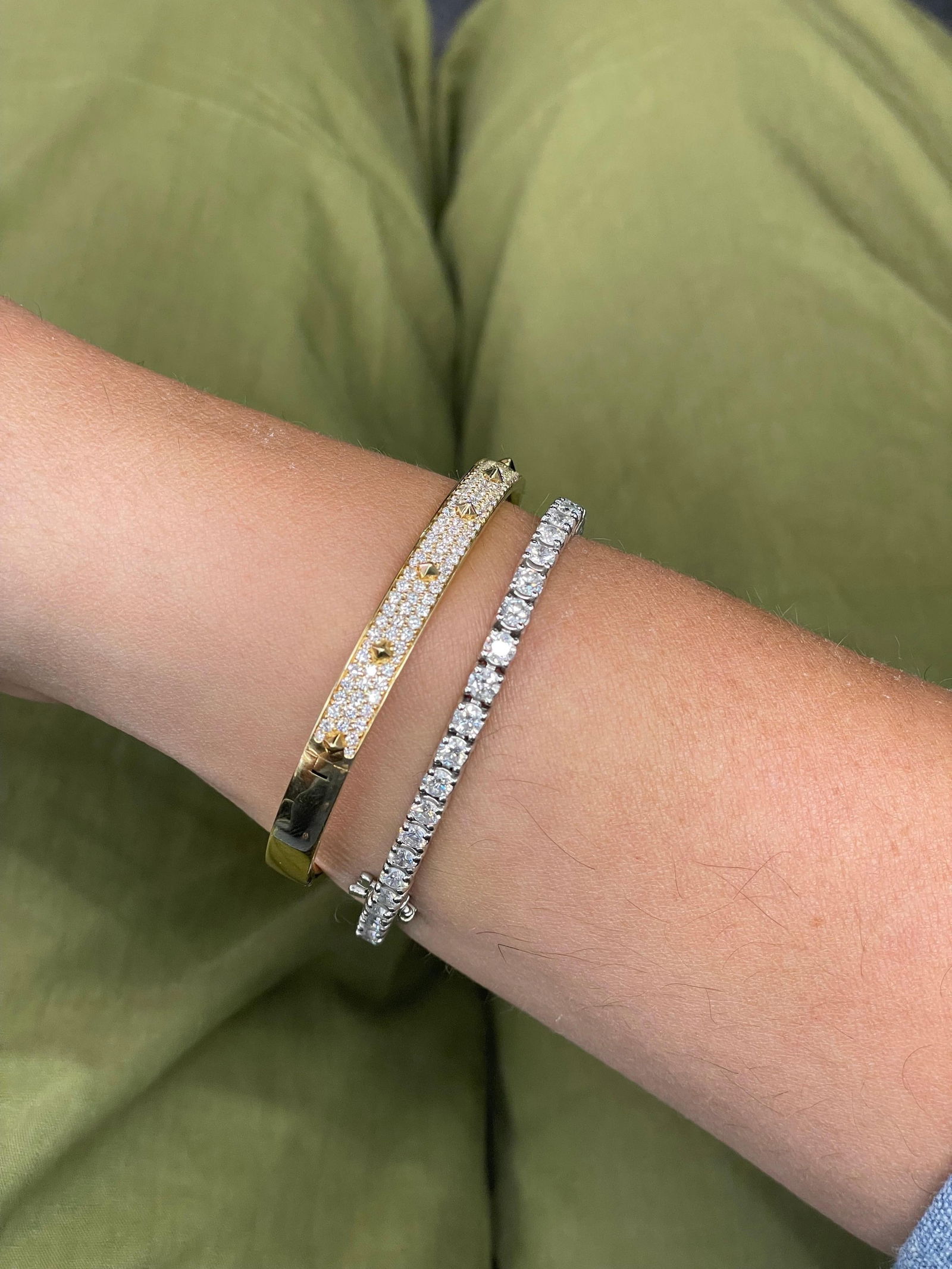 Diamond Spike Hinge Bangle Bracelet 1.75 Carats F VS Italian 18K Yellow Gold: Diamond Spike Hinge Bangle Bracelet 1.75 Carats F VS Italian 18K Yellow Gold Creator: Crivelli Metal: 18k Gold Yellow Gold Stone: Diamond Stone Cut: Round Cut Weight: 16.7 g Dimensions: Height: 0.2 in