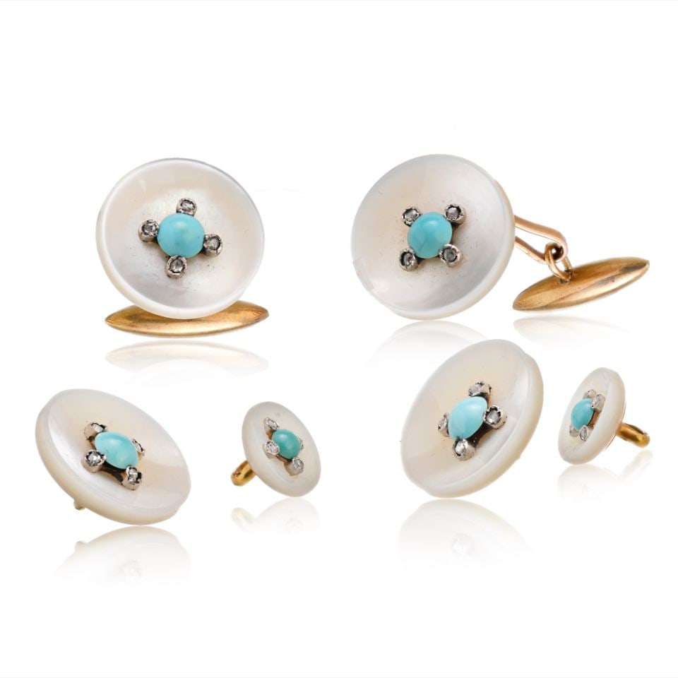 Elegant Vintage 18K Yellow Gold Mother of Pearl Turquoise Cuff Links: Elegant Vintage 18K Yellow Gold Mother of Pearl Turquoise Cuff Links Vintage 18K Yellow Gold Mother of Pearl Turquoise Button Cuff Links. Crafted from 18K yellow gold, these cuff links weigh 24.6 gram