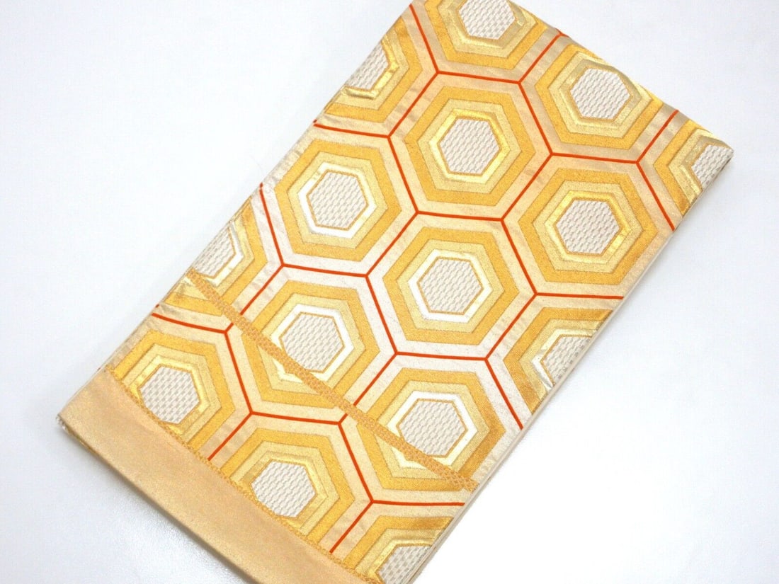 USED Japanese Kimono Obi Belt Made of Silk Gold Hexagonal: USED Japanese Kimono Obi Belt Made of Silk Gold Hexagonal Culture: Japanese Handmade: Yes None The BIDHAUS Guarantee: All items in this auction are guaranteed to be 100% authentic. At Your Service: At