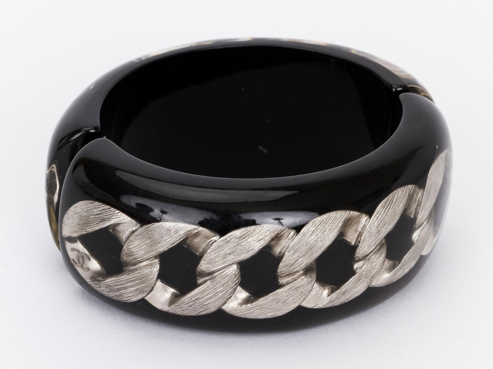 Chanel Black Lucite Chain Cuff Bracelets Set of 2 2019: Chanel Black Lucite Chain Cuff Bracelets Set of 2 2019 This exquisite set of two Chanel black lucite hinged inlay chain cuff bracelets showcases a modern design with an elegant aesthetic. Crafted in F