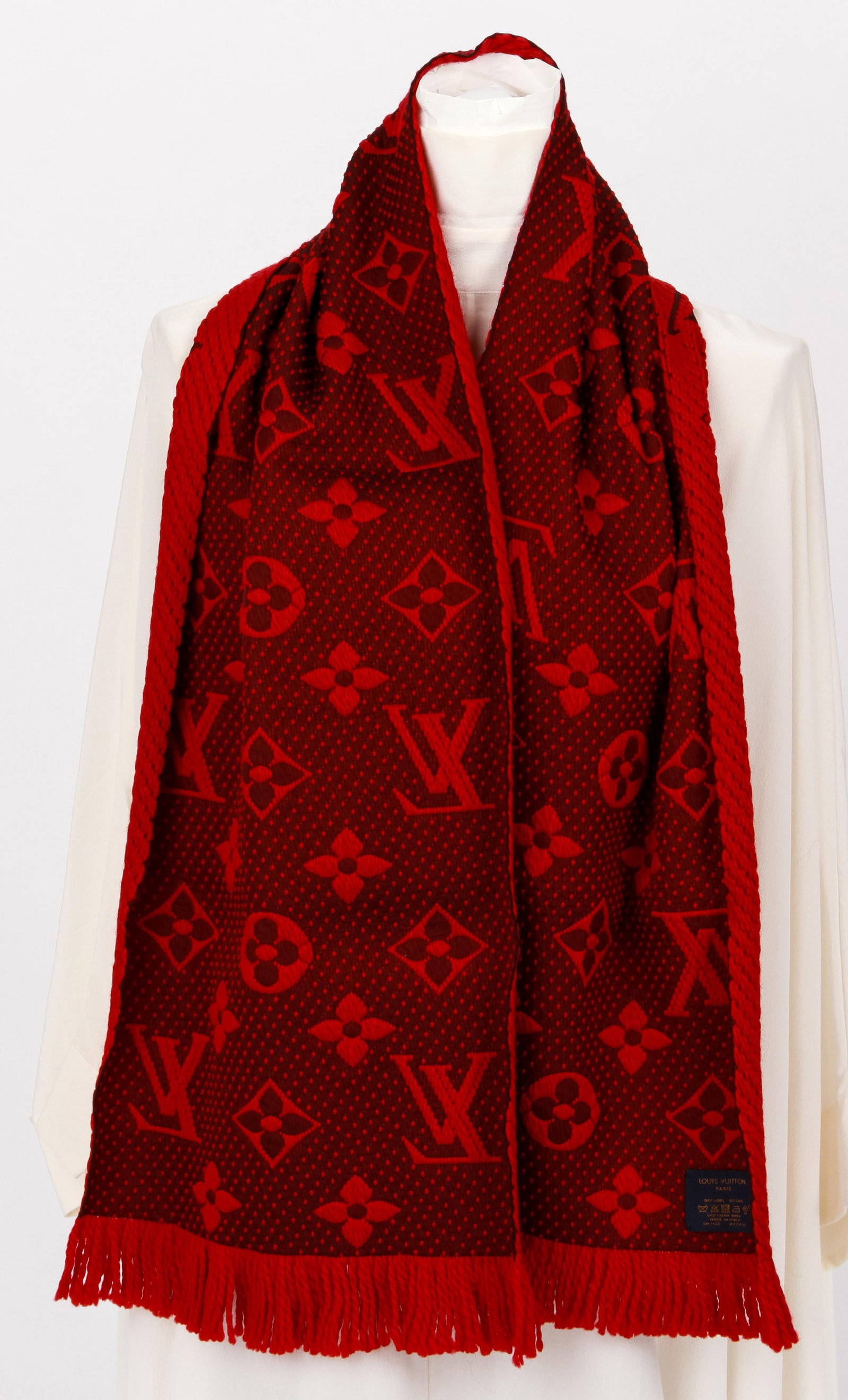 Louis Vuitton Logomania Burgundy Scarf 12x68 Inches Italy: Louis Vuitton Logomania Burgundy Scarf 12x68 Inches Italy This exquisite Louis Vuitton Logomania scarf is crafted in Italy, showcasing the brand's iconic design. With dimensions of 12 in (30.48 cm) in
