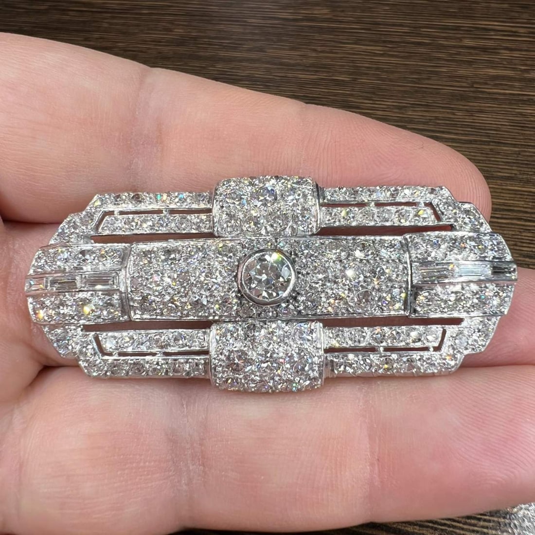 9.00 Ct Art Deco Diamond Brooch: 9.00 Ct Art Deco Diamond Brooch Stone Type: Diamonds Metal Type: Platinum Other: Vintage Appraisal Price: $16000 Comments: Art Deco Platinum Diamond Brooch Weighing 15.1 grams Set with 135 Diamonds we