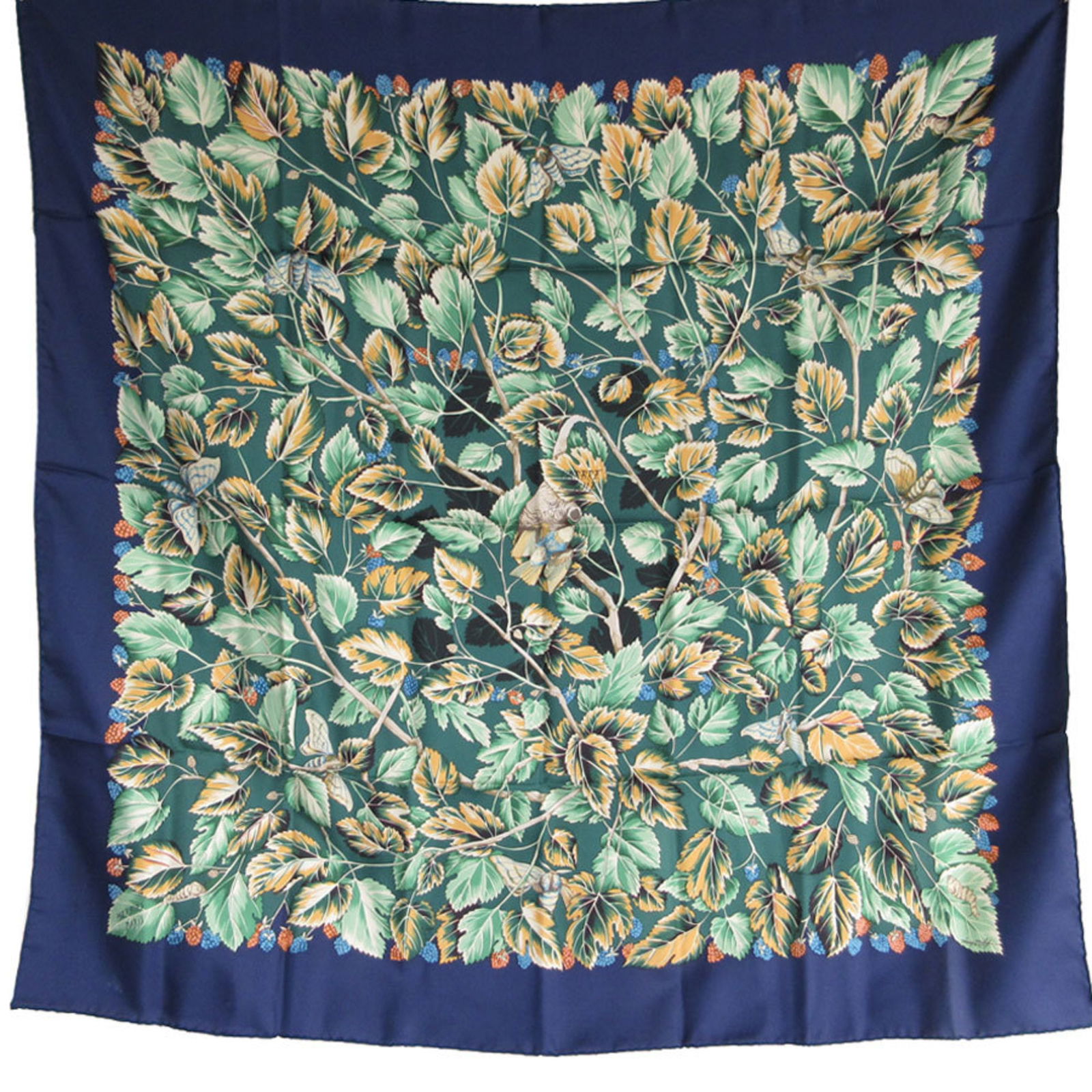 Hermes Scarf Muffler Carre 90 I ARBRE de SOIE Silk Navy Green Women's s0361a: Hermes Scarf Muffler Carre 90 I ARBRE de SOIE Silk Navy Green Women's s0361a Brand: Hermes Type: Scarf Gender: Women Color: Green Navy Material: Silk Silk: Size (LxW): 90cm x 90.5cm / 35.43 x 35.62 Co