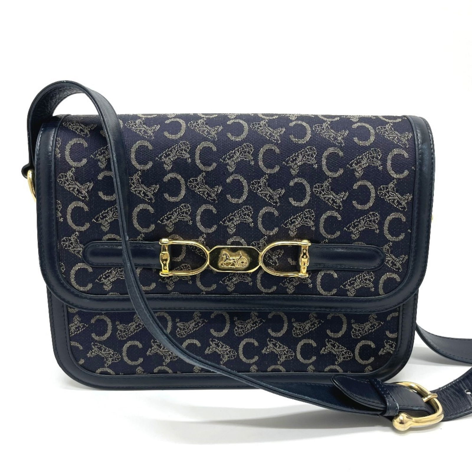 CELINE Macadam carriage hardware bag shawl Shoulder Bag Navy: CELINE Macadam carriage hardware bag shawl Shoulder Bag Navy Brand: Celine Type: Shoulder bag Material: Other Color: Navy Gender: Women Size: W24cmxH18cmxD7cm/W9.4xH7.1xD2.8inch The Shoulder part is a