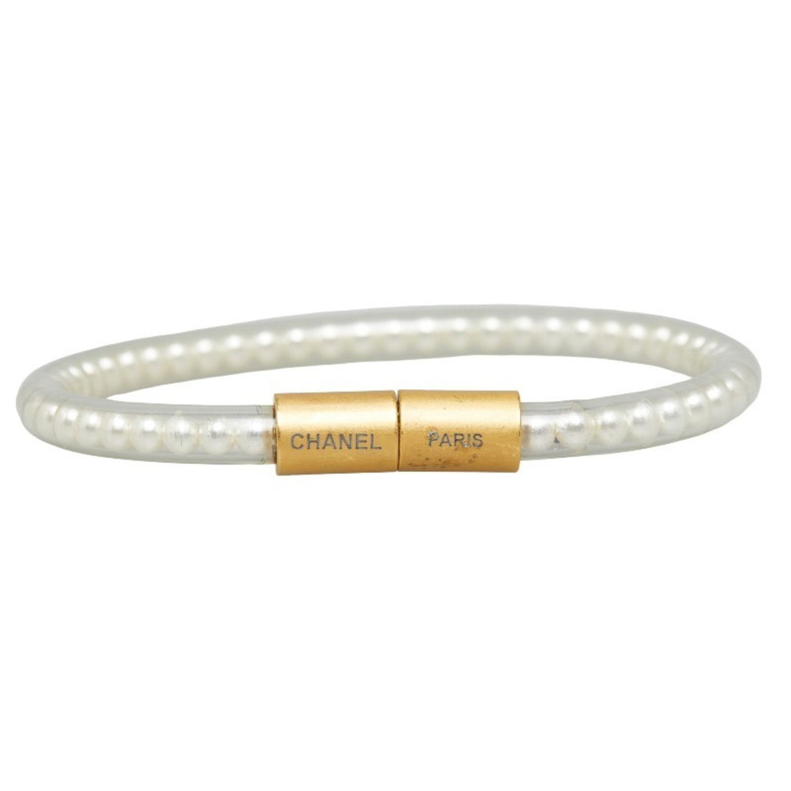 Chanel bracelet white gold vinyl plated women's CHANEL: Chanel bracelet white gold vinyl plated women's CHANEL Brand: Chanel Type: Charm bracelet Gender: Women Material: Vinyl Color: White Width: 5mm / 0.19 Stone Diameter: 20cm / 7.87 Condition: Used (good