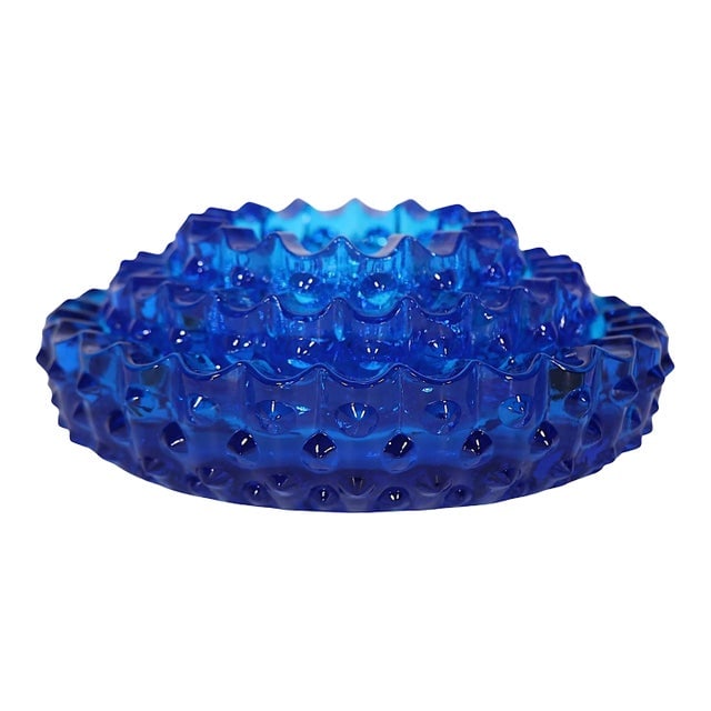 Nest of Three Mid Century Stacking Hobnail Blue Glass Ashtrays by Fenton: Nest of Three Mid Century Stacking Hobnail Blue Glass Ashtrays by Fenton Very good original condition free of damage or repairs. Dimensions: 6.5"W x 6.5"D x 1.25"H Styles: Hollywood Regency Mid-Centur
