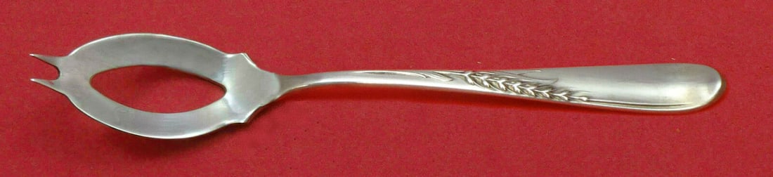Silver Wheat by Reed and Barton Sterling Silver Olive Spoon Ideal 5 5/8" Custom: Silver Wheat by Reed and Barton Sterling Silver Olive Spoon Ideal 5 5/8" Custom Pattern: Silver Wheat Brand: Reed & Barton Type: Serving Spoon Age: Post-1940 Composition: Sterling Silver Maker: Reed &