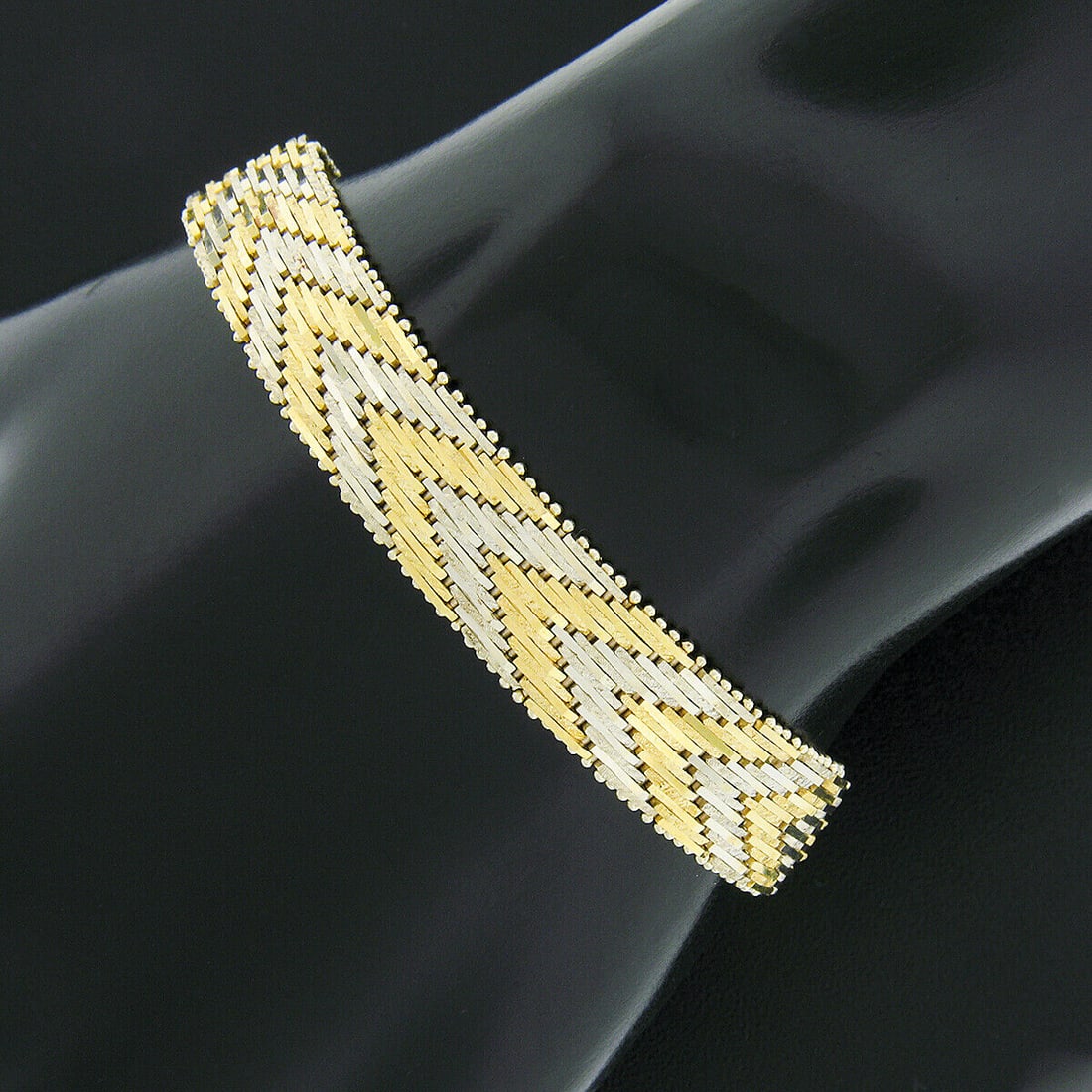 Chimento 18k TT Gold 7" 10.5mm Textured Chevron Pattern Flexible Strap Bracelet: Chimento 18k TT Gold 7" 10.5mm Textured Chevron Pattern Flexible Strap Bracelet Chain Type: Strap Type: Bracelet Signed: Yes Style: Chain Base Metal: Multi-Tone Gold Material: Solid Gold Item Length: