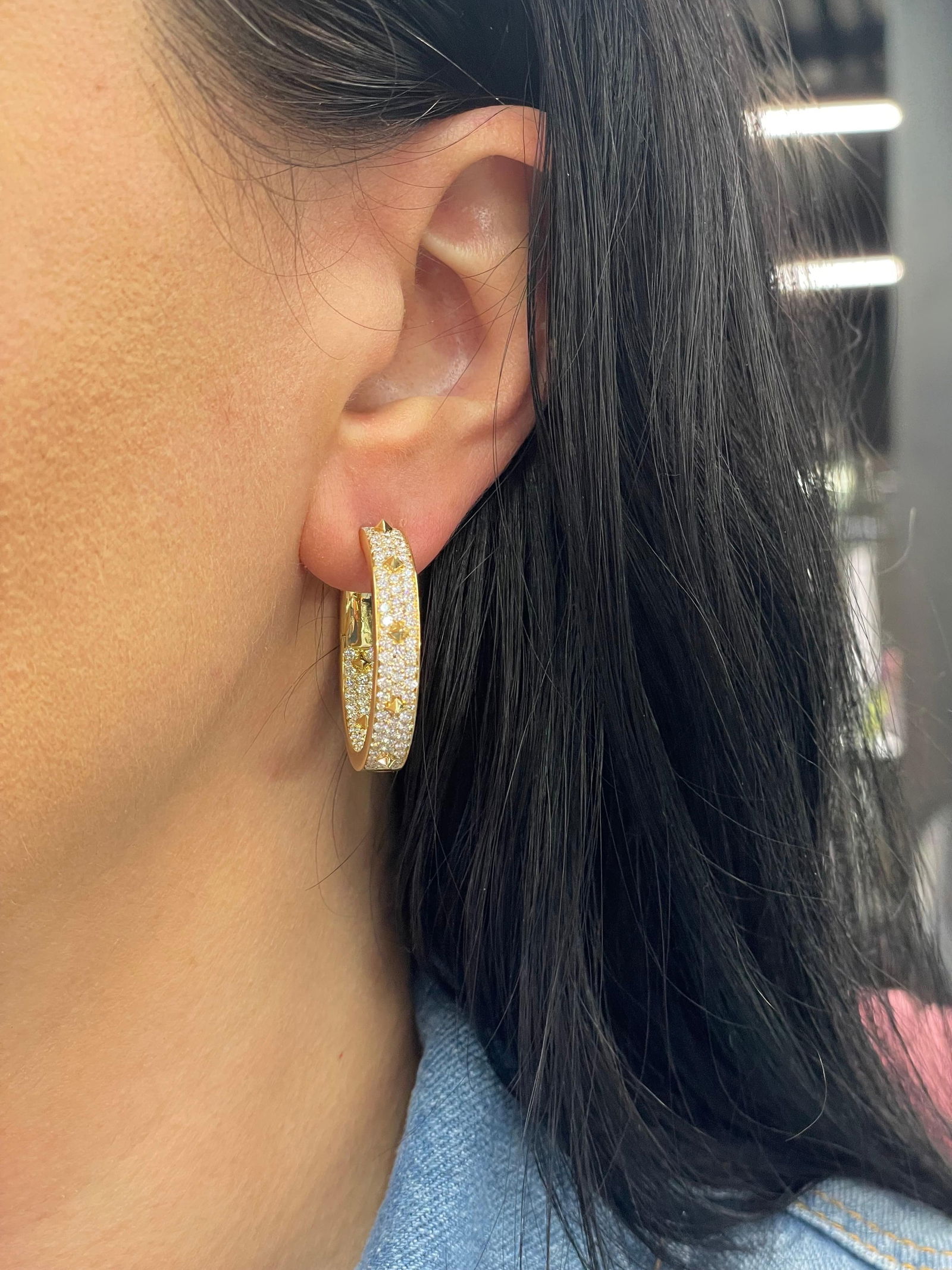 Italian Diamond Spike Hoop Earrings 2.60 Carats 18 Karat Yellow Gold F VS: Italian Diamond Spike Hoop Earrings 2.60 Carats 18 Karat Yellow Gold F VS Creator: Crivelli Metal: 18k Gold Yellow Gold Stone: Diamond Stone Cut: Round Cut Weight: 17.84 g Dimensions: Diameter: 1.13 i