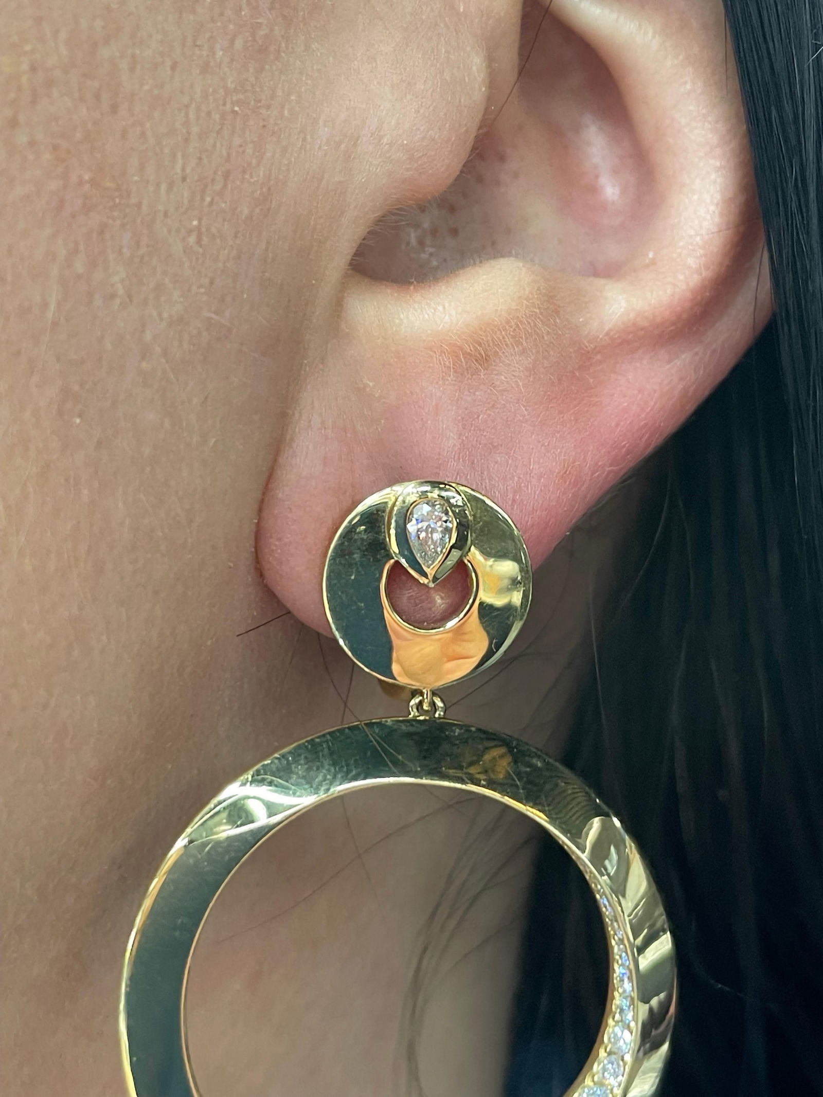 Contemporary Italian Diamond Hoop Link Drop Earrings 1.20 Carats in 18K Yellow Gold: Contemporary Italian Diamond Hoop Link Drop Earrings 1.20 Carats in 18K Yellow Gold These exquisite Italian Diamond Hoop Link Drop Earrings feature a contemporary design created by Crivelli. Crafted f