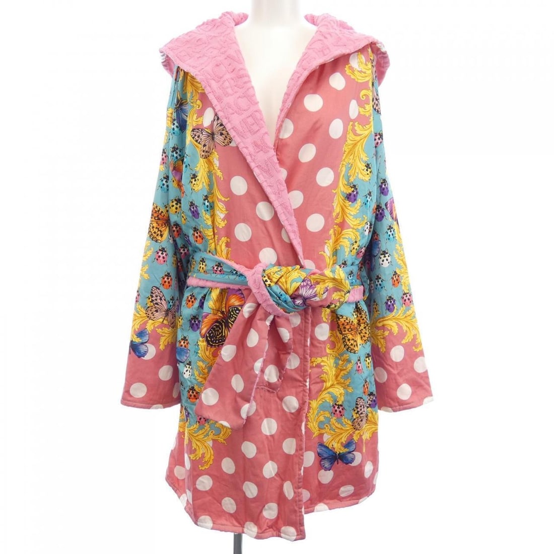 VERSACE Ladies Coat Medium Pink Blue Yellow Colorful Fashion: VERSACE Ladies Coat Medium Pink Blue Yellow Colorful Fashion This VERSACE coat features a vibrant color combination of pink, blue, and yellow, making it a stylish addition to any ladies' wardrobe. Des