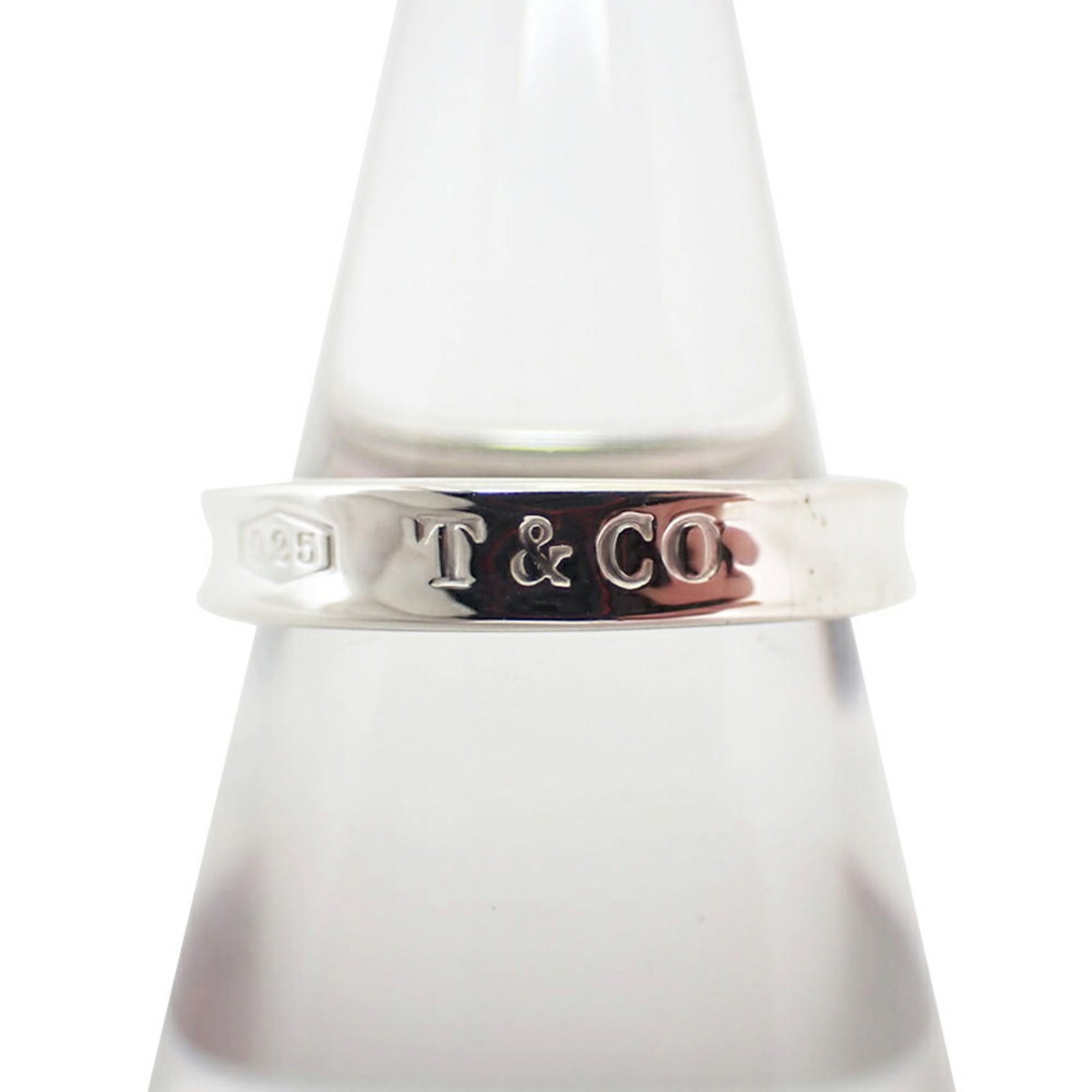 Tiffany Sterling Silver 925 Band Ring Size 10 Women: Tiffany Sterling Silver 925 Band Ring Size 10 Women This Tiffany band ring is crafted from high-quality sterling silver 925, showcasing a classic design perfect for women. The ring is a size 10 and ex