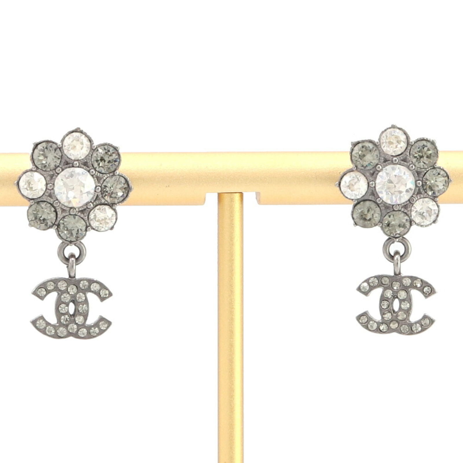 Chanel Silver Metal Rhinestone Stud Earrings Coco Mark Women 2016: Chanel Silver Metal Rhinestone Stud Earrings Coco Mark Women 2016 Introducing a stunning pair of Chanel stud earrings, crafted from metal with a silver finish and adorned with rhinestones. Designed fo