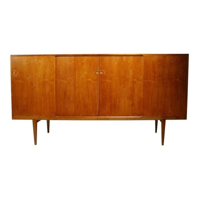 Mid Century Danish Modern Walnut Credenza by Rosengren Hansen: Mid Century Danish Modern Walnut Credenza by Rosengren Hansen This stunning Danish Modern Credenza, designed by Henry Rosengren Hansen and manufactured by Brande Mobelindustri, embodies the elegance o