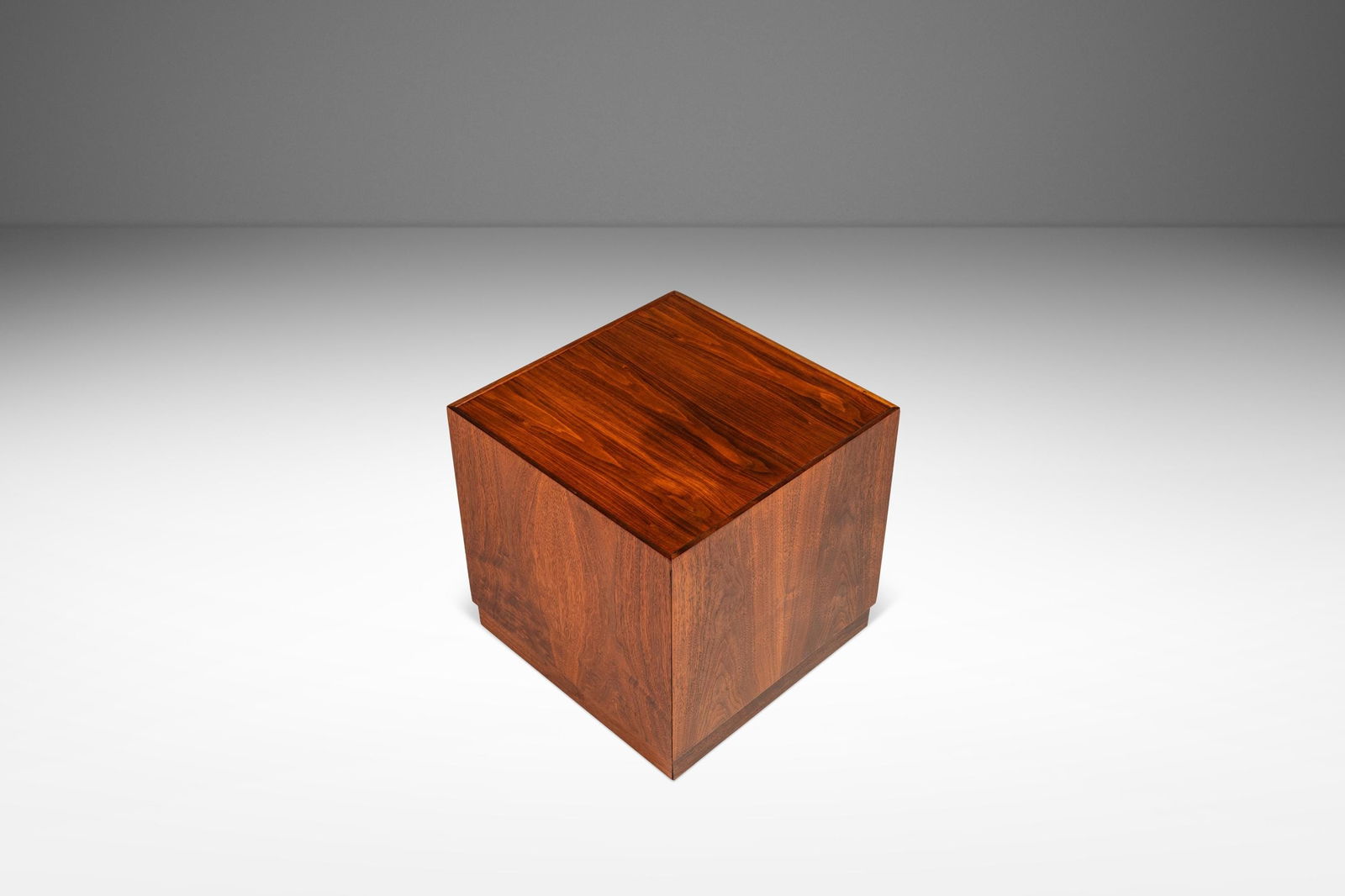 Rare Jack Cartwright Mid-Century Walnut Cube Table c 1960: Rare Jack Cartwright Mid-Century Walnut Cube Table c 1960 Introducing a rare Mid-Century Modern Cube Brutalist End Table / Pedestal in Walnut, designed by the influential Jack Cartwright for Founders,