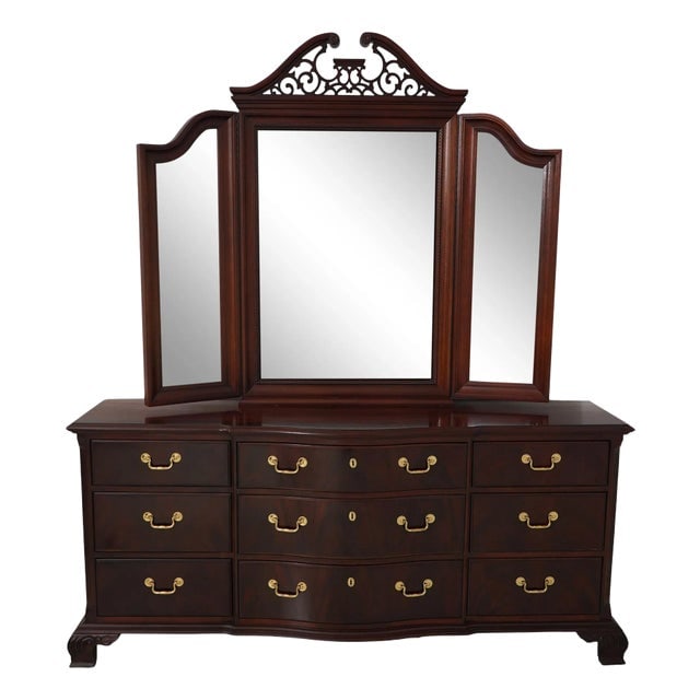 Thomasville Chippendale Mahogany Dresser with Mirror 74in Brown: Thomasville Chippendale Mahogany Dresser with Mirror 74in Brown Discover this stunning Thomasville Chippendale Mahogany Dresser with an accompanying mirror, showcasing exquisite craftsmanship and time