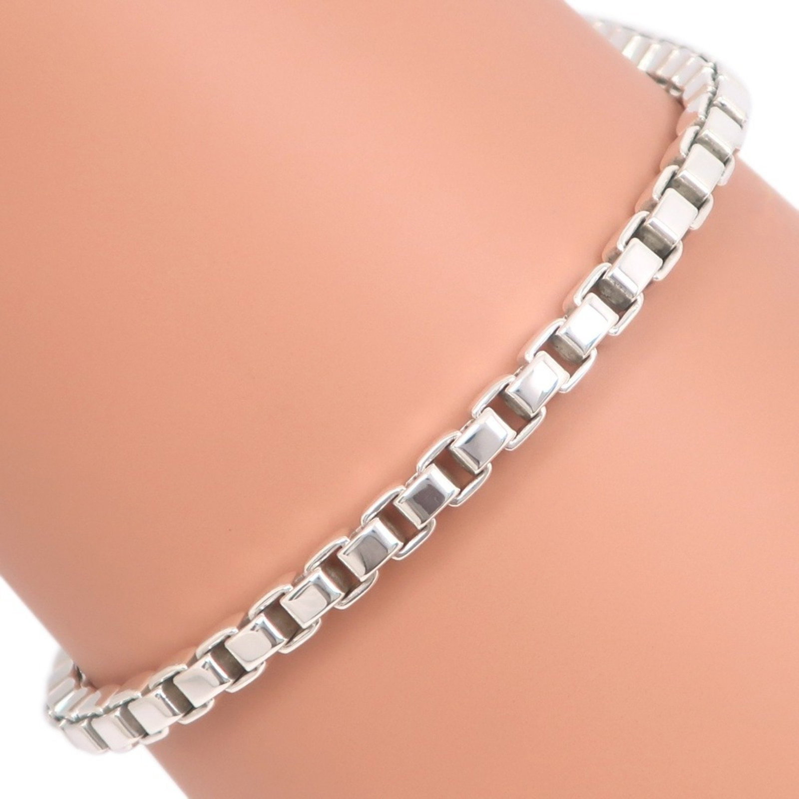 Tiffany & Co. 925 Silver Unisex Venetian Charm Bracelet 19cm: Tiffany & Co. 925 Silver Unisex Venetian Charm Bracelet 19cm This Tiffany & Co. Venetian Bracelet is crafted from Silver 925 and weighs approximately 15.5g. It features a charm bracelet design suitabl