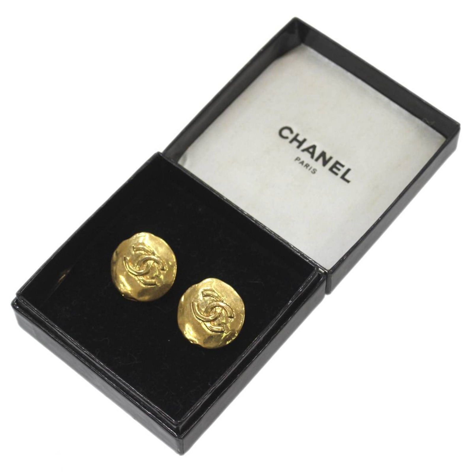 Chanel Cocomark Clip Earrings 18K Yellow Gold: Chanel Cocomark Clip Earrings 18K Yellow Gold Elevate your accessory collection with these exquisite CHANEL Cocomark clip earrings, crafted from luxurious 18K yellow gold. These earrings feature a cla