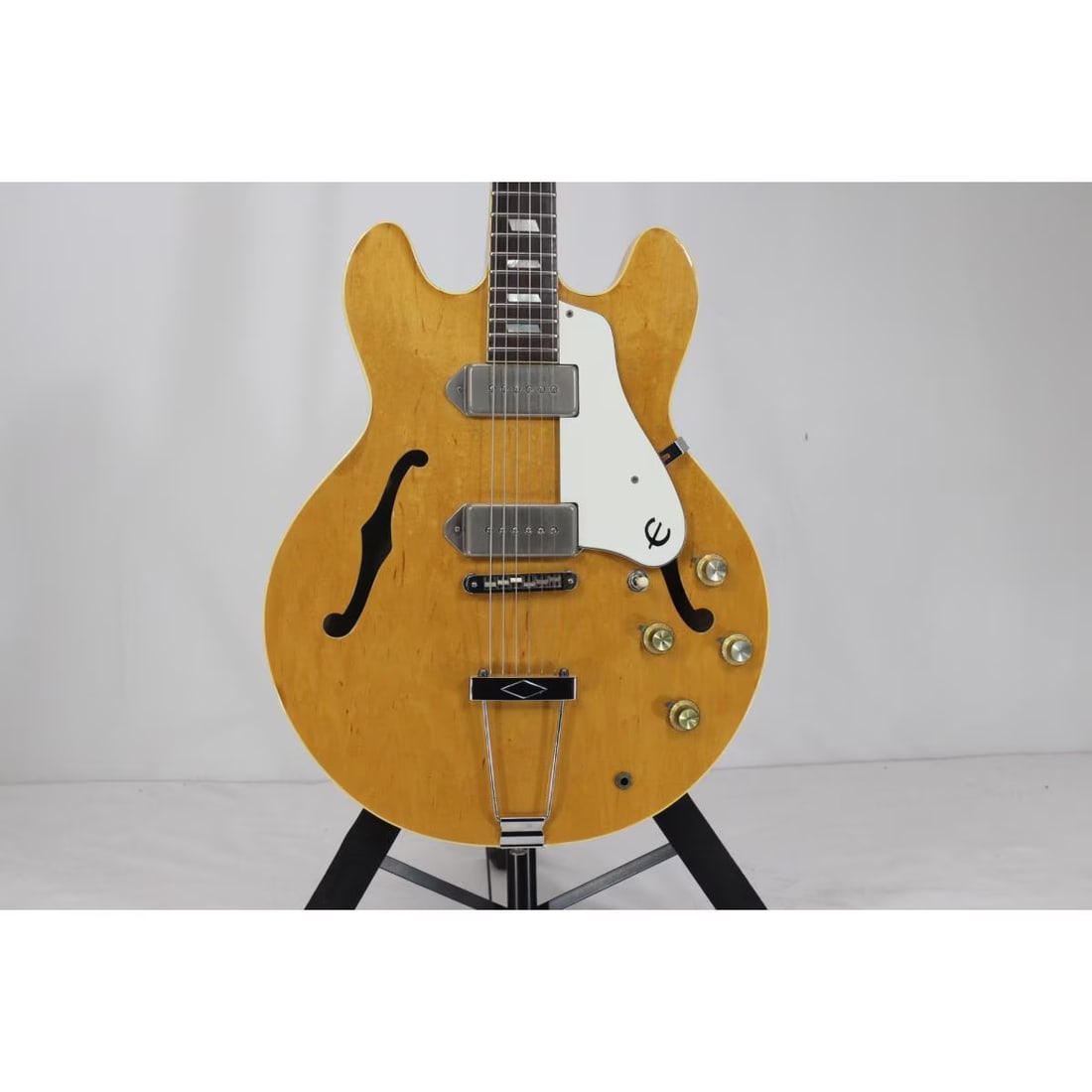 Epiphone Casino Hollow Body Electric Guitar Natural Finish with Hardcase: Epiphone Casino Hollow Body Electric Guitar Natural Finish with Hardcase This Epiphone Casino electric guitar, crafted by Matsumoku, is designed for right-handed players and features a hollow body for