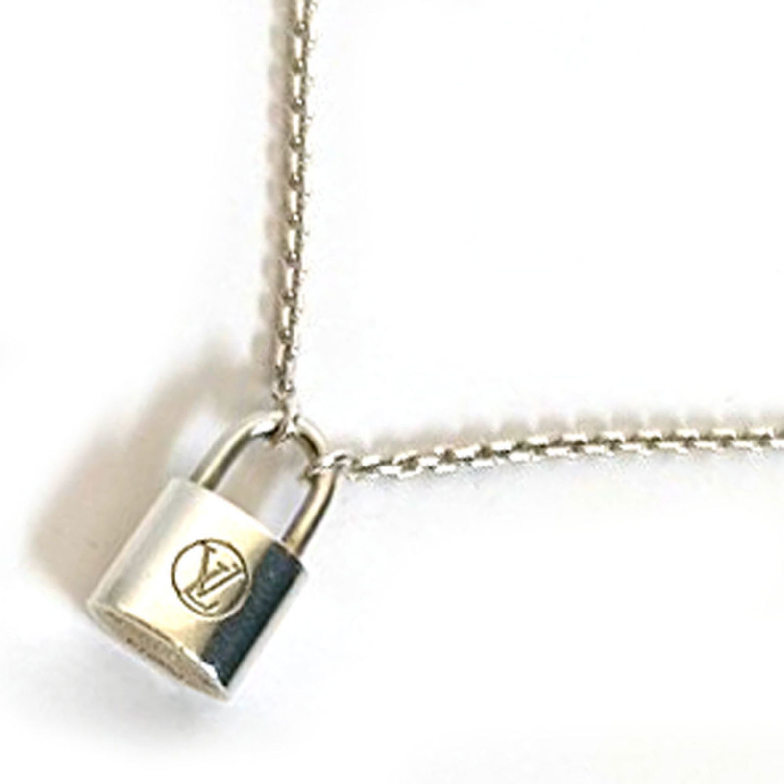 Necklace Pendant Lockit Silver Ag925 Stamp (Sterling 925) Padlock: Necklace Pendant Lockit Silver Ag925 Stamp (Sterling 925) Padlock This stunning Louis Vuitton necklace features a stylish padlock pendant, expertly crafted from high-quality sterling silver (Ag925). D
