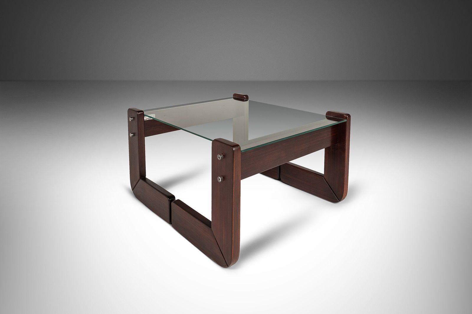 Mid-Century Modern End Table in Jacaranda c. 1970s: Mid-Century Modern End Table in Jacaranda c. 1970s This Mid-Century Modern End Table, crafted from solid jacaranda and designed by the renowned Percival Lafer, embodies the essence of Brazilian minima