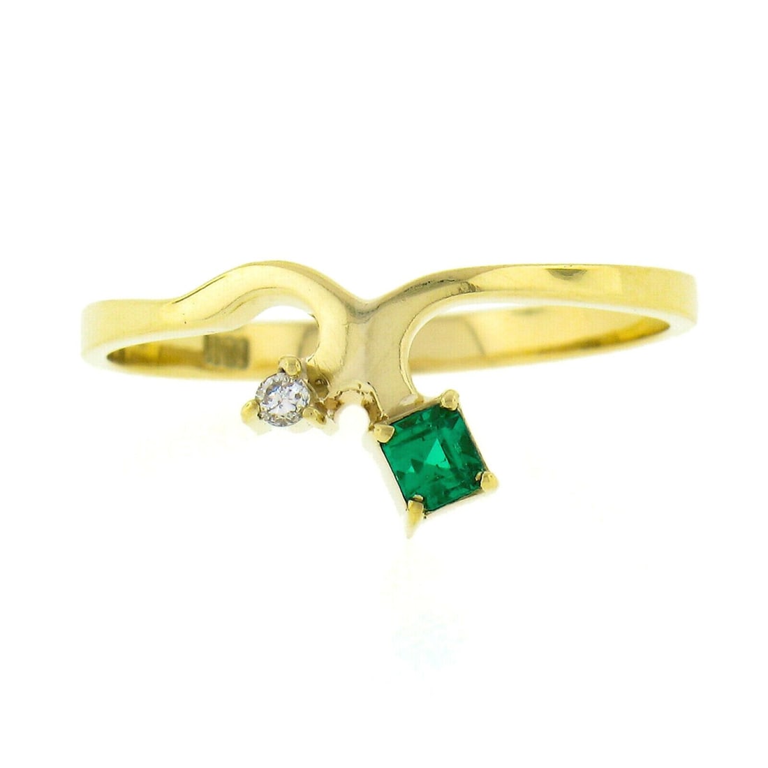 Petite 18K Yellow Gold Emerald Diamond Knot Band Ring 7.5: Petite 18K Yellow Gold Emerald Diamond Knot Band Ring 7.5 This elegant petite band ring is crafted from solid 18K yellow gold and showcases a charming knot style design. It features a high-quality eme