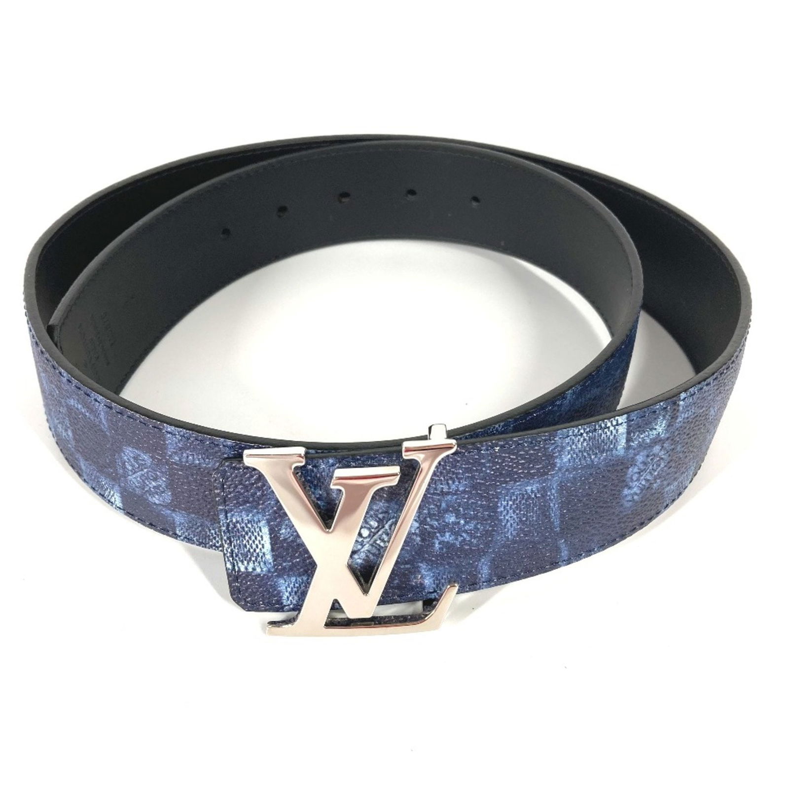 Louis Vuitton LV Initiales Blue Leather Belt: Louis Vuitton LV Initiales Blue Leather Belt Elevate your style with this Louis Vuitton LV Initiales belt, expertly crafted from high-quality blue leather. Designed for men, this belt showcases the ic