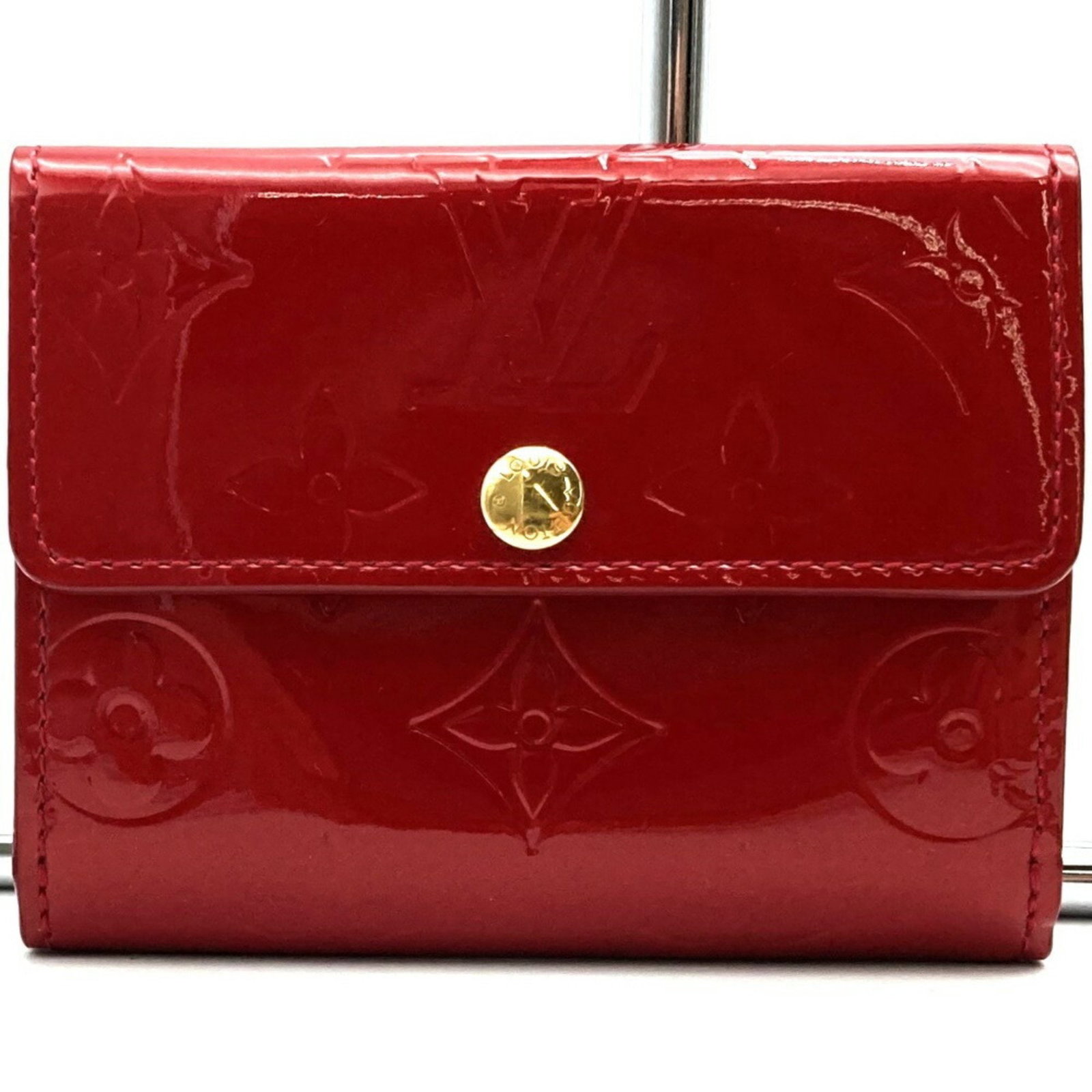Louis Vuitton Ludlow Monogram Vernis Coin Purse Red: Louis Vuitton Ludlow Monogram Vernis Coin Purse Red This stunning Louis Vuitton Ludlow Coin Case is crafted from high-quality Vernis material, featuring a vibrant red enamel finish. Designed for women