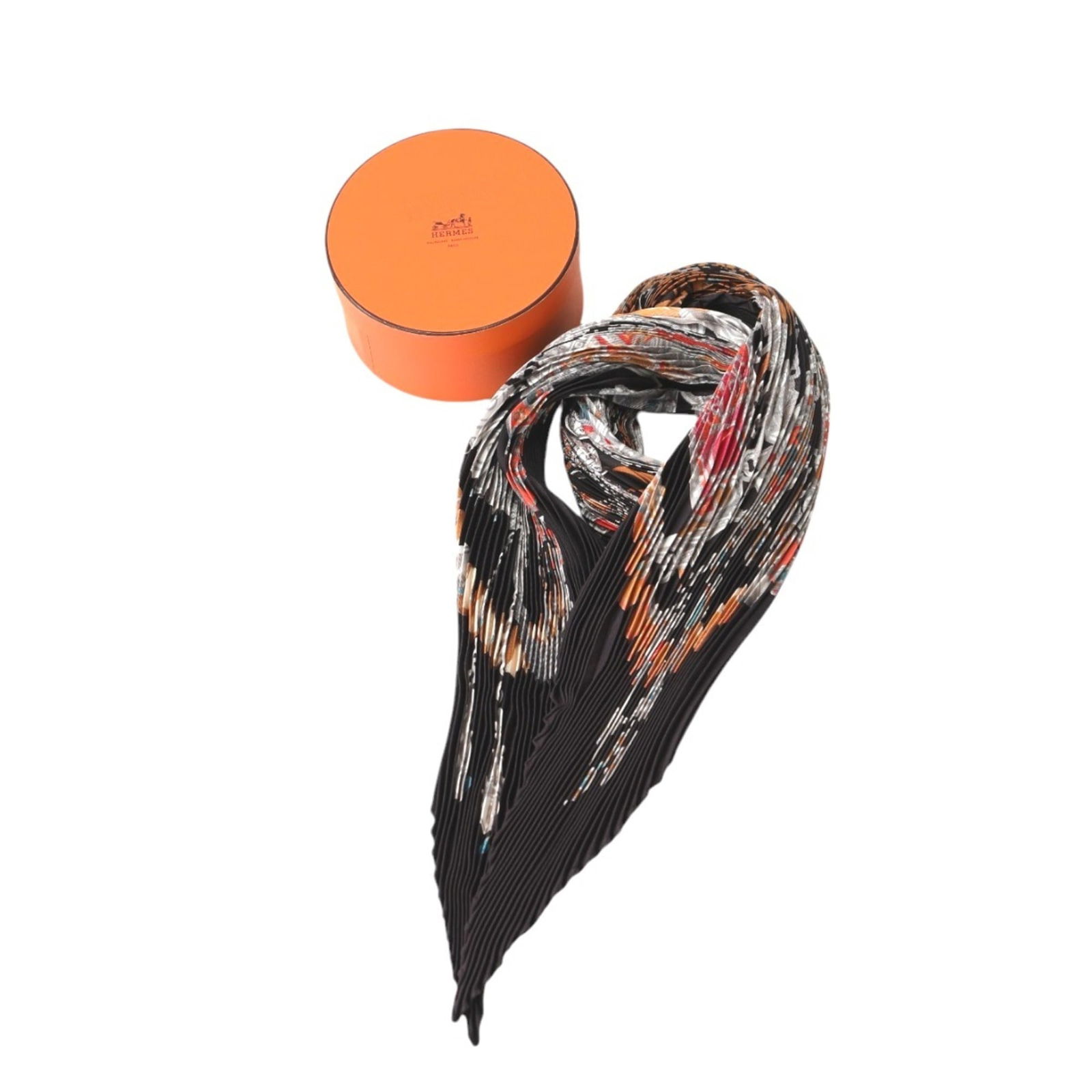 HERMES Terres Precieuses 100% Silk Pleated Scarf Black 86cm x 88cm: HERMES Terres Precieuses 100% Silk Pleated Scarf Black 86cm x 88cm This exquisite HERMES pleated scarf, titled "Terres Precieuses," showcases a stunning black color crafted from 100% silk. The scarf m