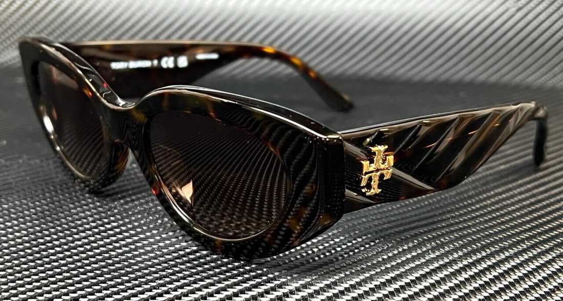 Tory Burch Havana Brown Gradient Women's Sunglasses: Tory Burch Havana Brown Gradient Women's Sunglasses Elevate your style with these Tory Burch sunglasses, featuring a chic cat-eye shape and a stunning tortoiseshell design. The elegant Havana Brown gr