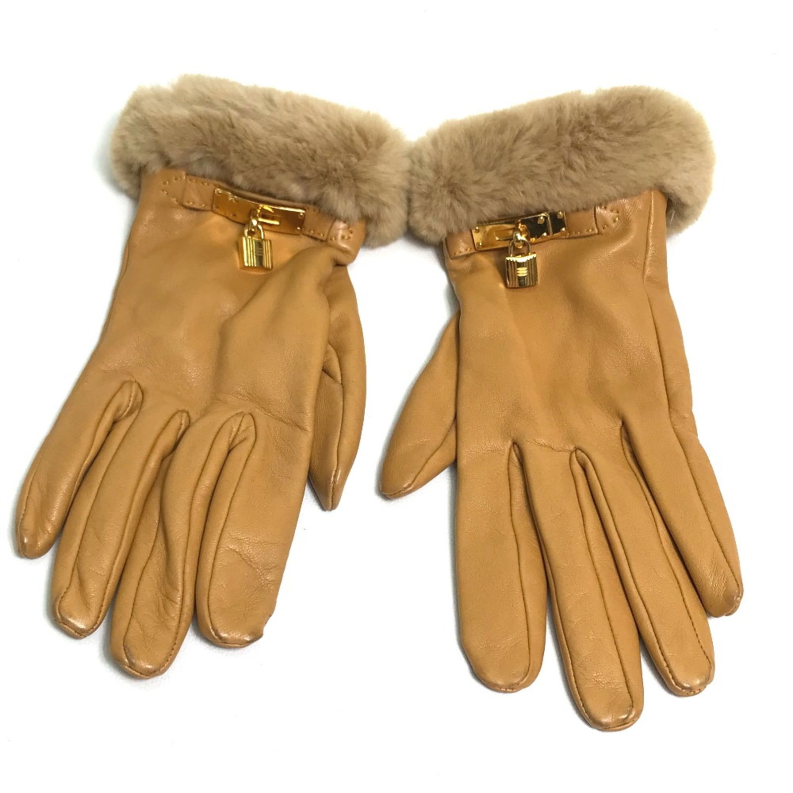 Hermes Cadena Charm Gloves Natural Sable Beige: Hermes Cadena Charm Gloves Natural Sable Beige Discover the elegance of these Hermes Cadena Charm gloves, crafted for warmth and style. Made from premium leather in a sophisticated beige hue, these gl