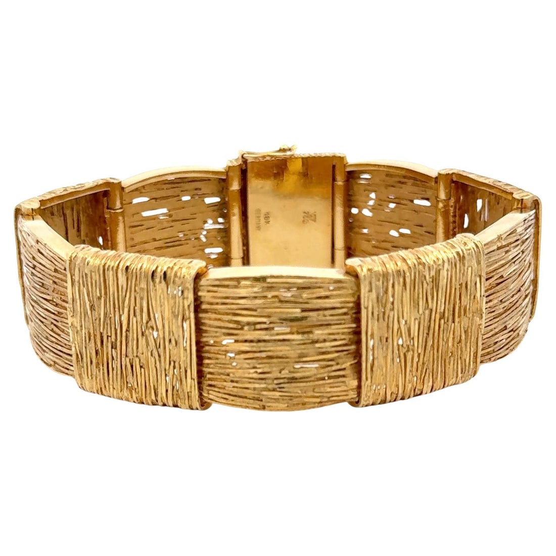 18K Yellow Gold Basket Weave Link Bracelet 76.1 Grams: 18K Yellow Gold Basket Weave Link Bracelet 76.1 Grams This exquisite 18 Karat Yellow Gold link bracelet showcases a stunning basket weave motif, perfect for adding a touch of elegance to any ensemble.