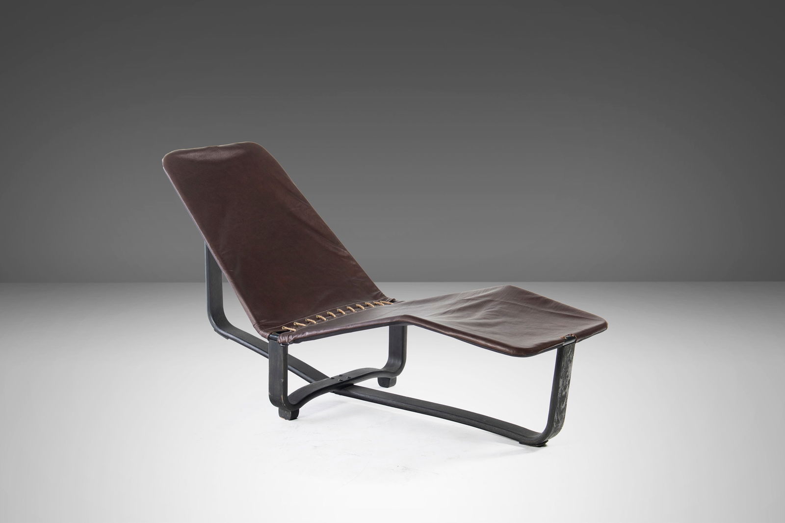 Scandinavian Modern Chaise Lounge Chair, c. 1970s: Scandinavian Modern Chaise Lounge Chair, c. 1970s Experience the elegance of Scandinavian design with this Westnofa Chaise Lounge Chair, crafted by Ingmar and Knut Relling in the 1970s. This stunning