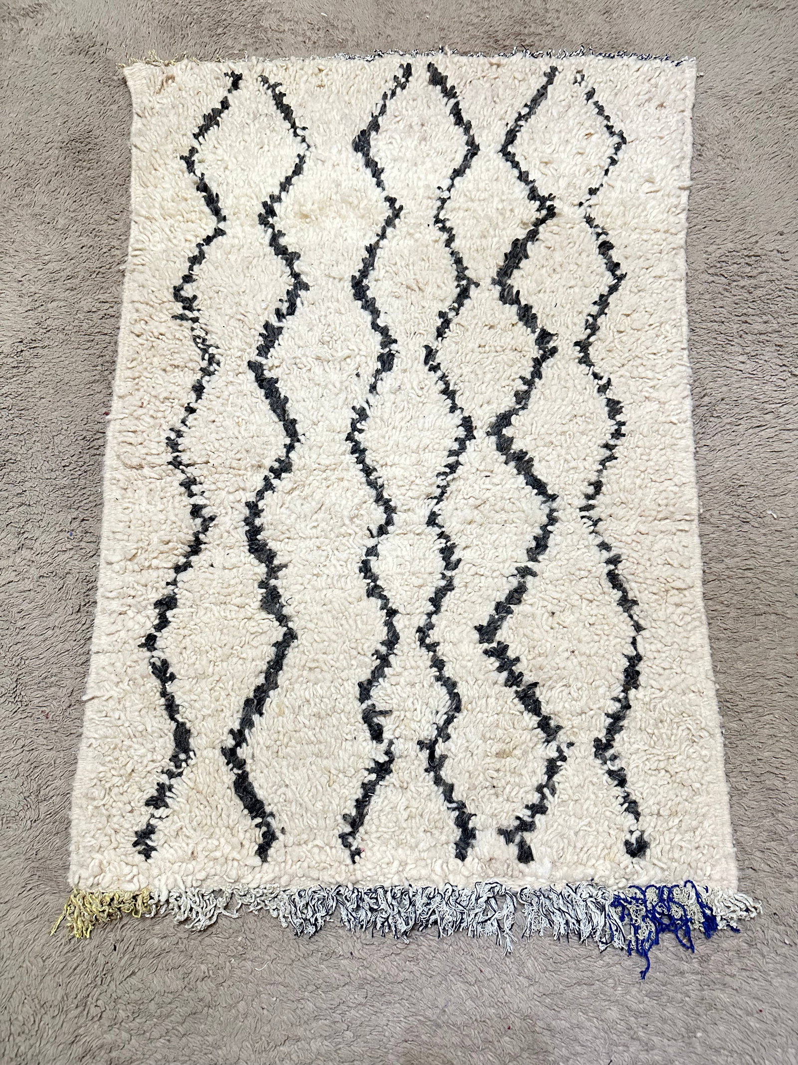 Handmade Moroccan Amazigh Rug 28" x 43": Handmade Moroccan Amazigh Rug 28" x 43" Discover the enchanting beauty of this Authentic Moroccan Hand-Knotted Rug, a true testament to the artistry and tradition of Moroccan craftsmanship. Handwoven 