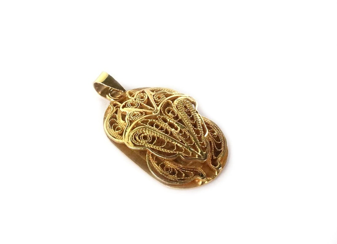 Frog Pendant 18k Yellow Gold Filigree Reversible Vintage: Frog Pendant 18k Yellow Gold Filigree Reversible Vintage This exquisite vintage frog pendant is crafted from 18k yellow gold, showcasing a unique reversible design. One side features an intricate fili