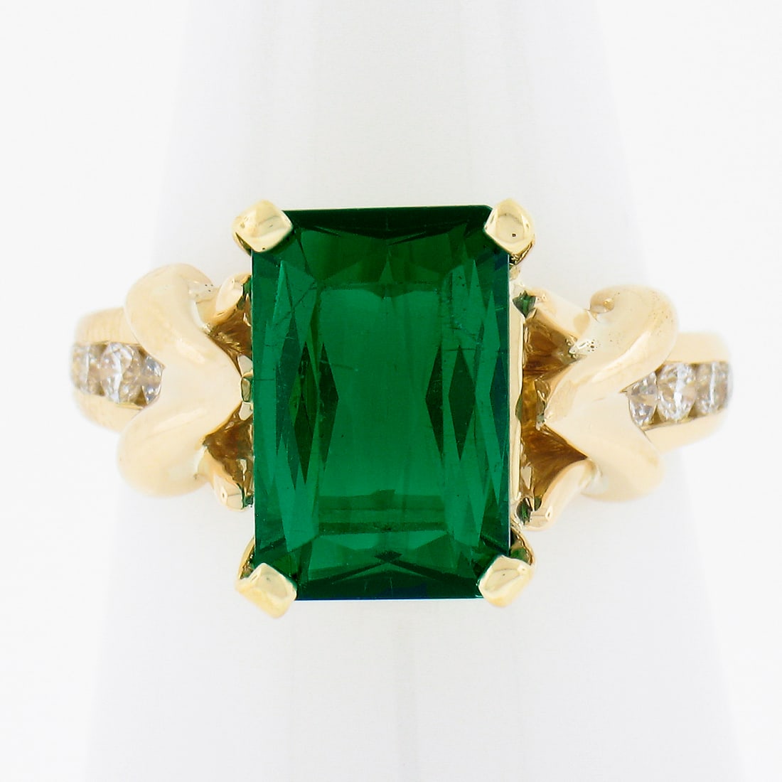 Elegant 18K Yellow Gold 3.70ctw Emerald Cut Green Tourmaline Ring with Diamonds: Elegant 18K Yellow Gold 3.70ctw Emerald Cut Green Tourmaline Ring with Diamonds This exquisite 18K Yellow Gold cocktail ring showcases a stunning 3.70ctw green tourmaline, featuring a vibrant emerald 