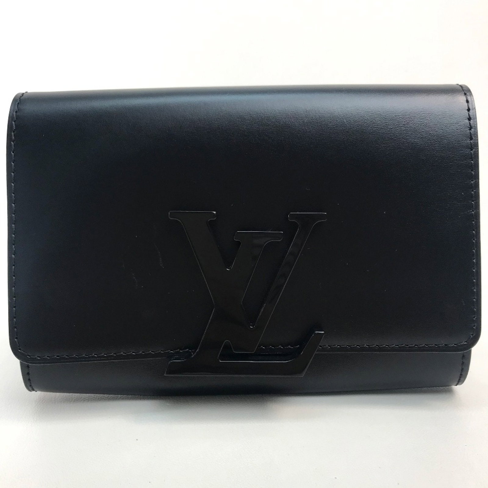 Louis Vuitton All Black Leather Clutch Bag 19cm x 18cm: Louis Vuitton All Black Leather Clutch Bag 19cm x 18cm Elevate your accessory collection with this sophisticated Louis Vuitton clutch bag, featuring the iconic LV logo in a sleek all-black finish. Cra