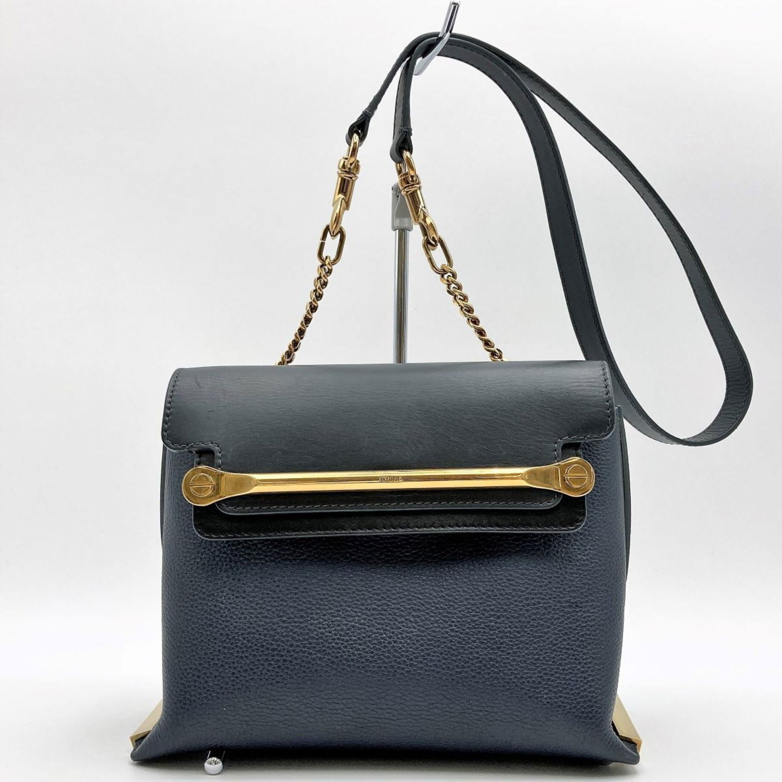 Chloe Navy Leather Shoulder Bag Crossbody 18cm x 23cm x 13cm: Chloe Navy Leather Shoulder Bag Crossbody 18cm x 23cm x 13cm This elegant Chloe shoulder bag is crafted from high-quality leather and features a sophisticated color palette of navy with green and blac