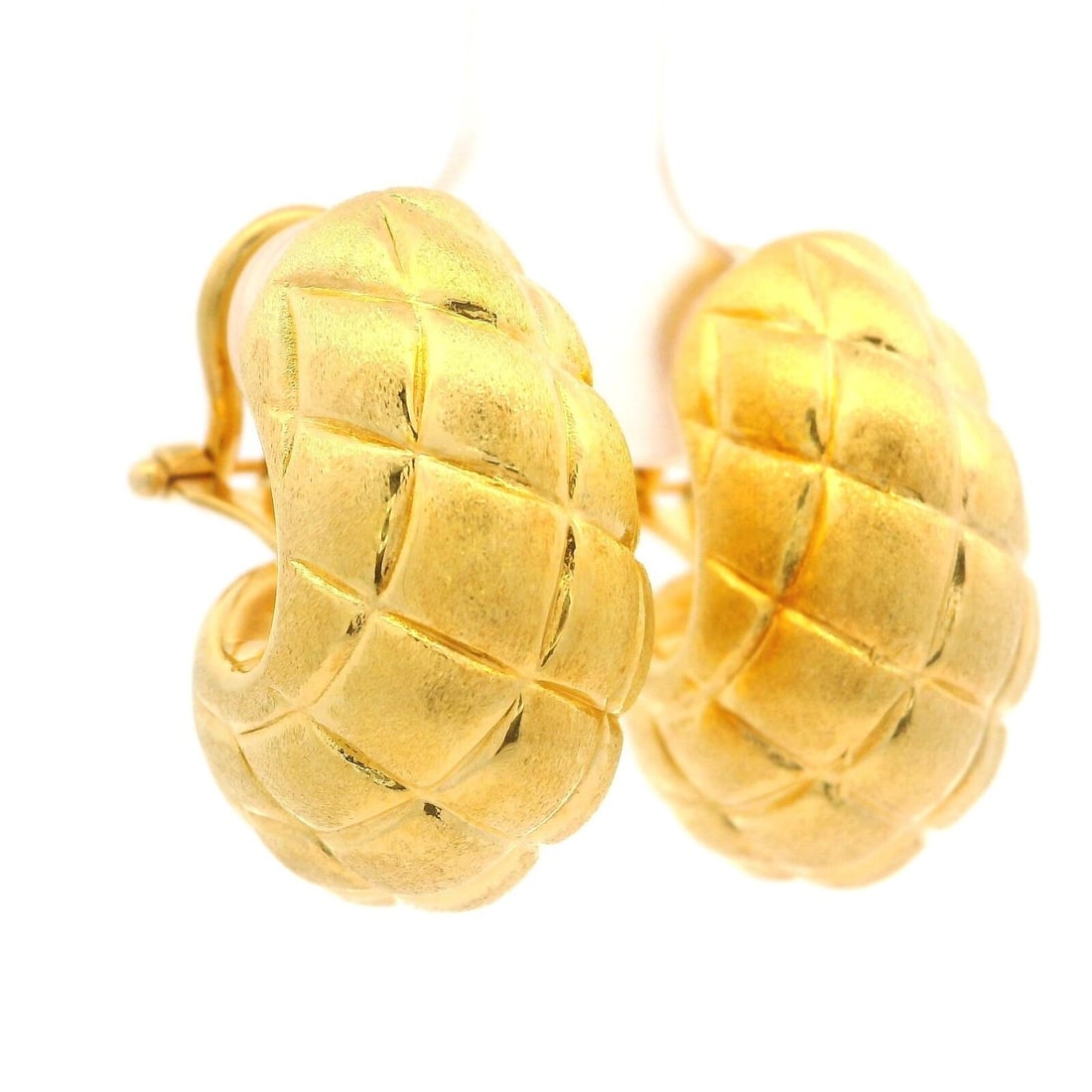 Italian 18K Yellow Gold Honeycomb Cuff Omega Earrings 10.8-12.5mm: Italian 18K Yellow Gold Honeycomb Cuff Omega Earrings 10.8-12.5mm Elevate your jewelry collection with these exquisite Italian 18k Gold Puffed Design Honeycomb Satin Finish Cuff Omega Earrings. Crafte