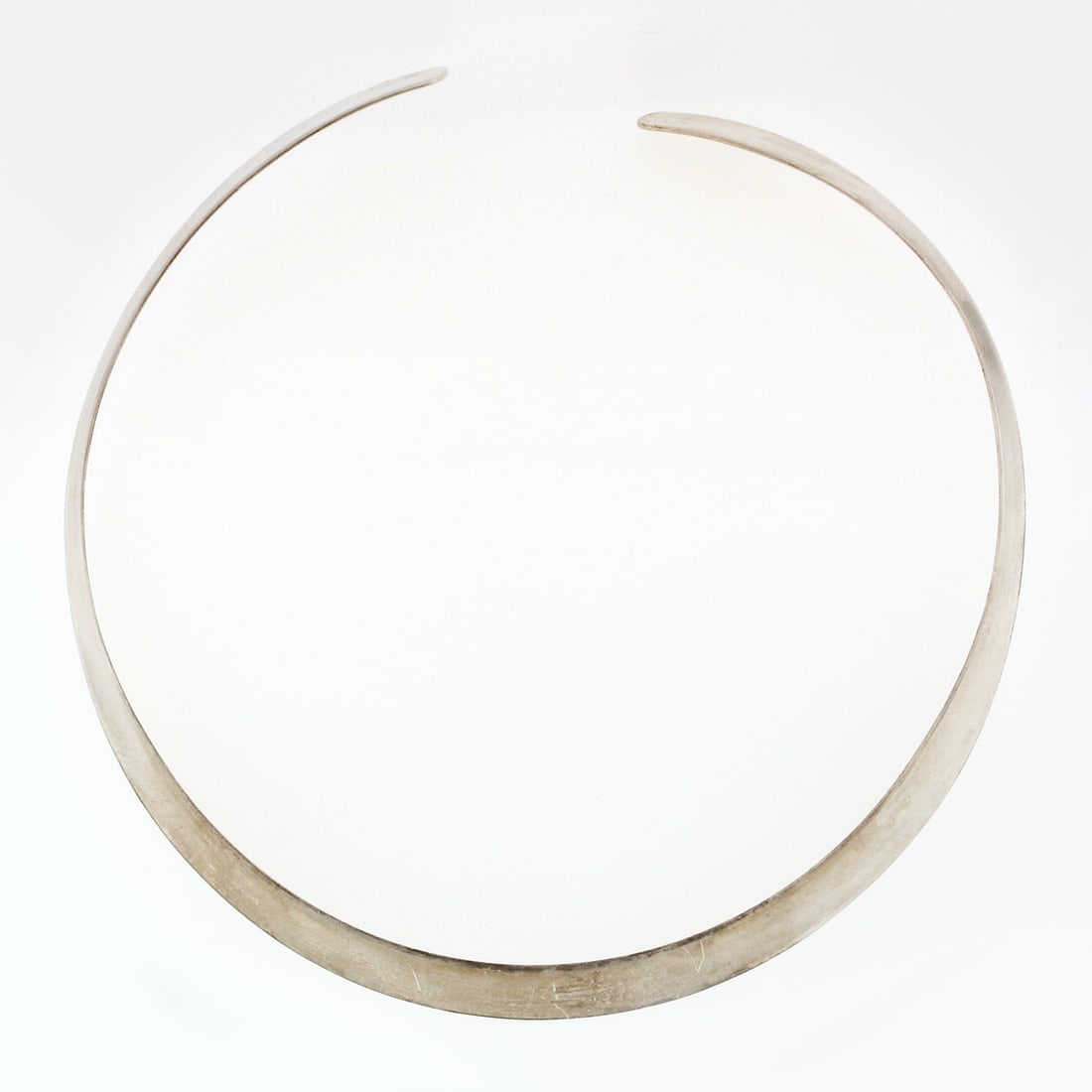 Levin Handmade Vintage 925 Sterling Silver Choker Necklace 14.5 Inches 9.50mm: Levin Handmade Vintage 925 Sterling Silver Choker Necklace 14.5 Inches 9.50mm This exquisite vintage choker necklace, expertly handcrafted from solid 925 sterling silver, showcases a sleek and plain d
