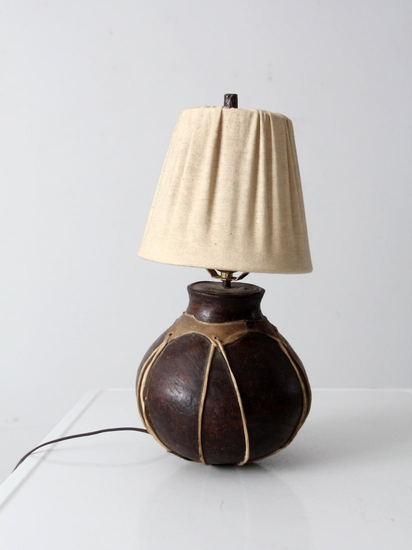Vintage Table Lamp with Tarahumara Pottery Base: Vintage Table Lamp with Tarahumara Pottery Base Illuminate your space with this stunning vintage table lamp featuring an exquisite antique Tarahumara "olla" pottery base. The lamp showcases a beautifu