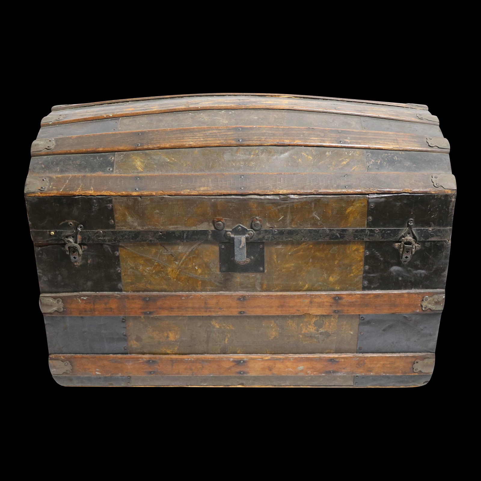 Vintage Brown Antique American Dome Top Trunk 32.5 x 17.5 x 21: Vintage Brown Antique American Dome Top Trunk 32.5 x 17.5 x 21 Antique American dome top truck - this example is in good estate condition, showing signs of age and use. Specifically, the hinges are lo