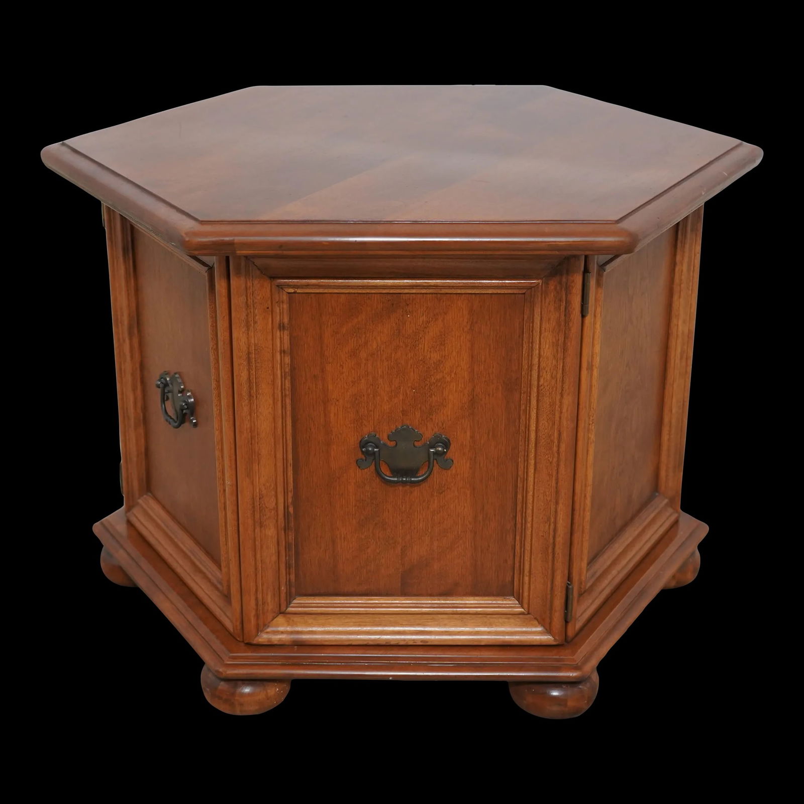 Ethan Allen Nutmeg Maple Hexagon Lamp Table 25.5x25.5x20: Ethan Allen Nutmeg Maple Hexagon Lamp Table 25.5x25.5x20 Introducing the Ethan Allen Nutmeg Maple Hexagon Drum Lamp Table, a beautifully crafted piece that combines quality construction with a timeles