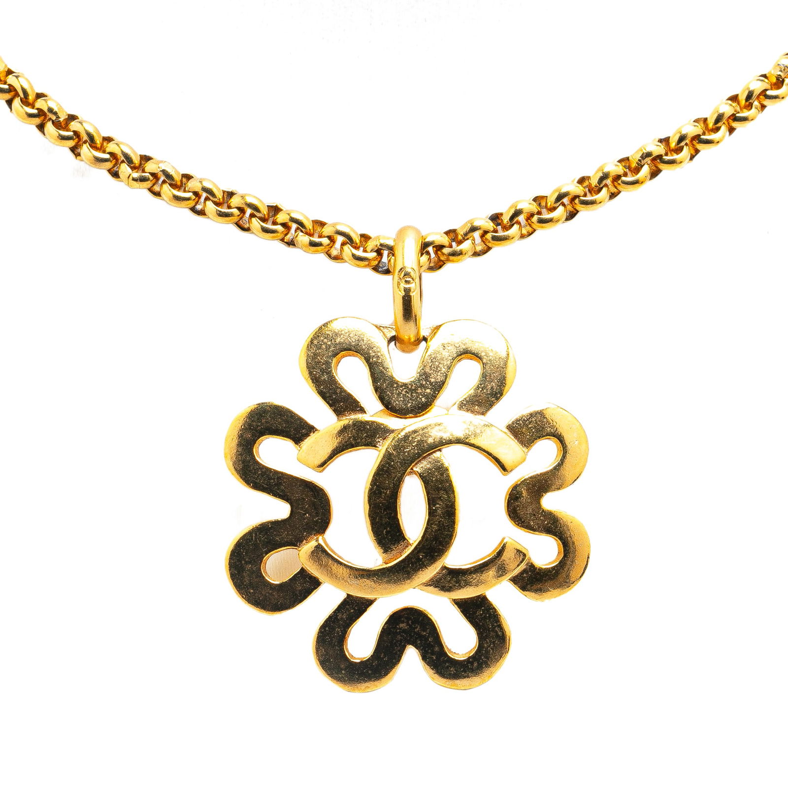 Chanel Gold Plated CC Flower Pendant Necklace 34.50cm: Chanel Gold Plated CC Flower Pendant Necklace 34.50cm This elegant Chanel necklace showcases a stunning gold-tone CC flower pendant suspended from a durable chain, finished with a secure spring ring c