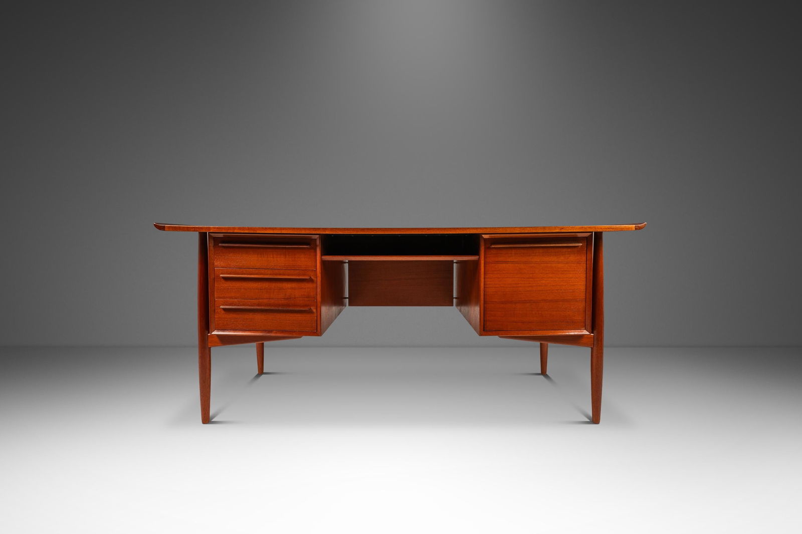 Arne Vodder Sculpted Teak Executive Desk for H.P. Hansen 1960s: Arne Vodder Sculpted Teak Executive Desk for H.P. Hansen 1960s This Danish Mid-Century Modern Sculpted Executive Desk, designed by Arne Vodder for H.P. Hansen, showcases the elegance of 1960s design.