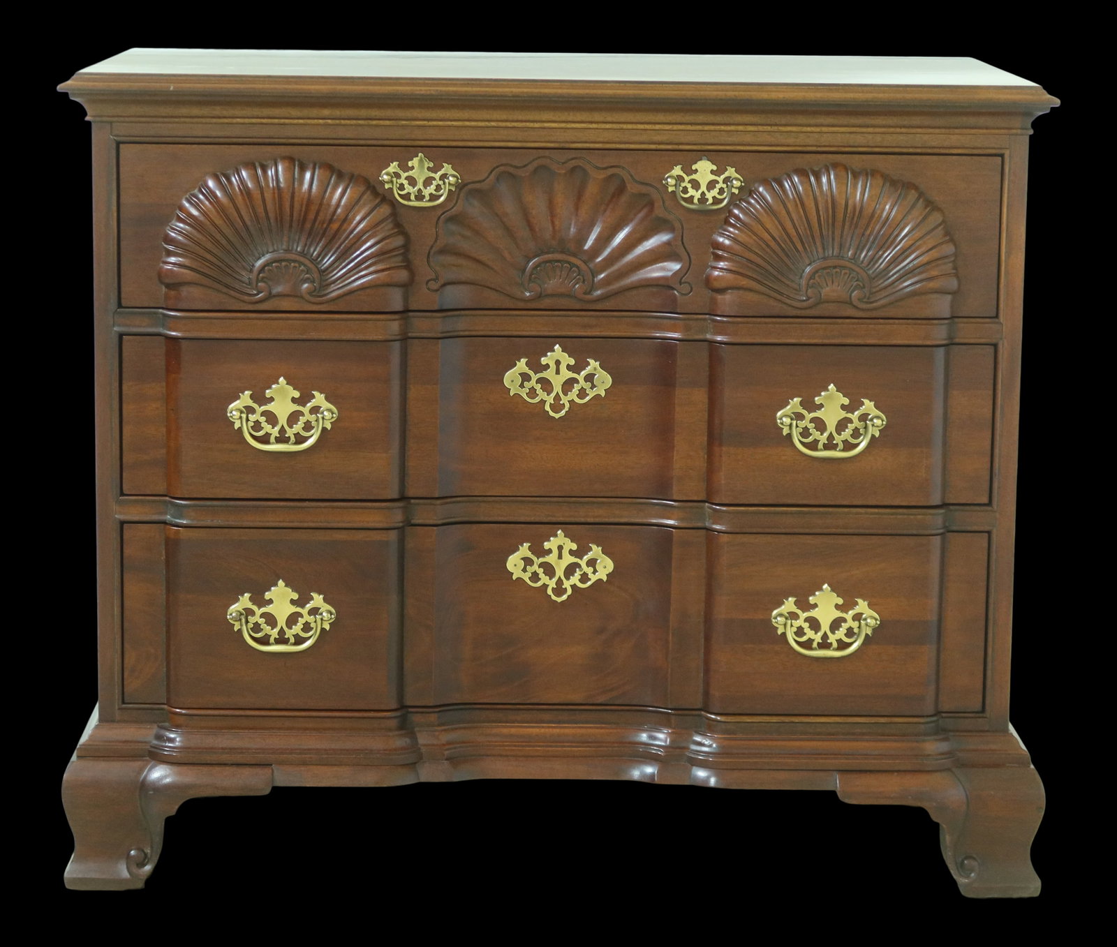 Goddard Townsend Mahogany Chest with Shell-Carved Drawers 38 x 20.5 x 32: Goddard Townsend Mahogany Chest with Shell-Carved Drawers 38 x 20.5 x 32 This exquisite Mahogany Block Front Goddard Townsend Style Chest showcases a classic design with a rich brown hue. Crafted appr