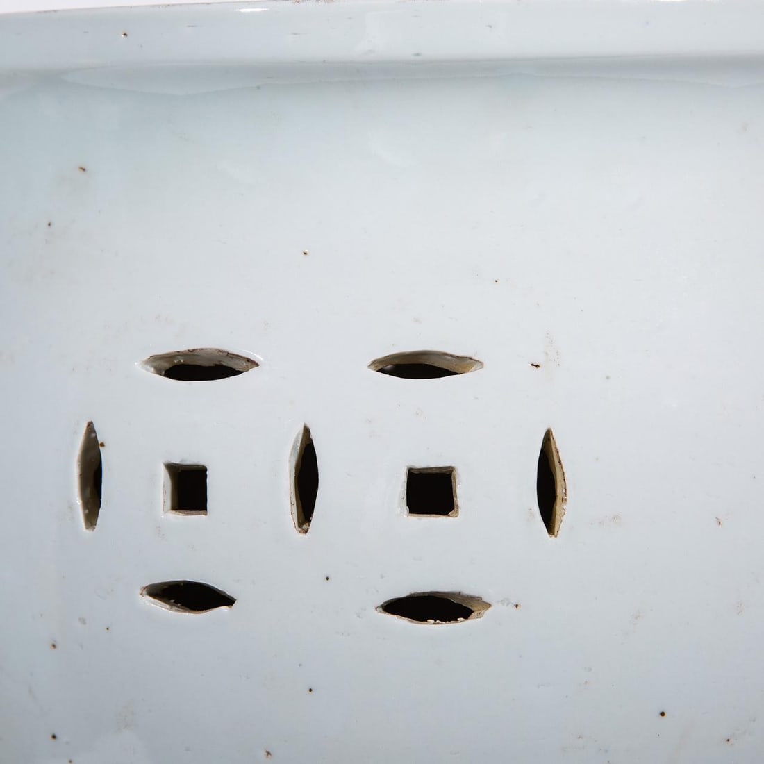 Hand-Crafted Rustic White Ceramic Drum Stool 17 x 13: Hand-Crafted Rustic White Ceramic Drum Stool 17 x 13 This unique rustic stool is expertly crafted from ceramic, showcasing a charming antique or vintage style. With its backless drum shape and hand-cr