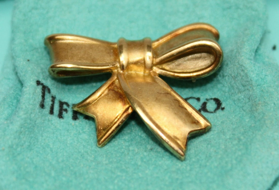Tiffany & Co. Cummings 18K Gold Brooch with Bag and Box 1": Tiffany & Co. Cummings 18K Gold Brooch with Bag and Box 1" Discover this exquisite 18K gold brooch by Tiffany & Co. Cummings, a stunning piece from 1985. This brooch features a remarkable design with 