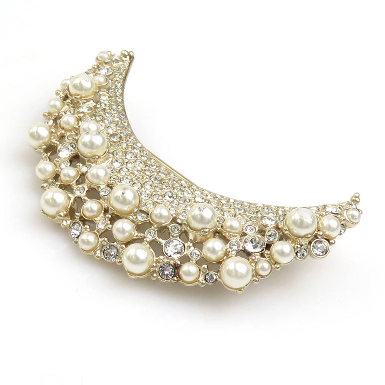 CHANEL Brooch Crescent Moon Metal Faux Pearl Rhinestone Gold White Silver Women's e59847j: CHANEL Brooch Crescent Moon Metal Faux Pearl Rhinestone Gold White Silver Women's e59847j Brand: Chanel Country of Origin: France Type: Brooch Gender: Women Material: Metal Color: Gold, Silver Stone: