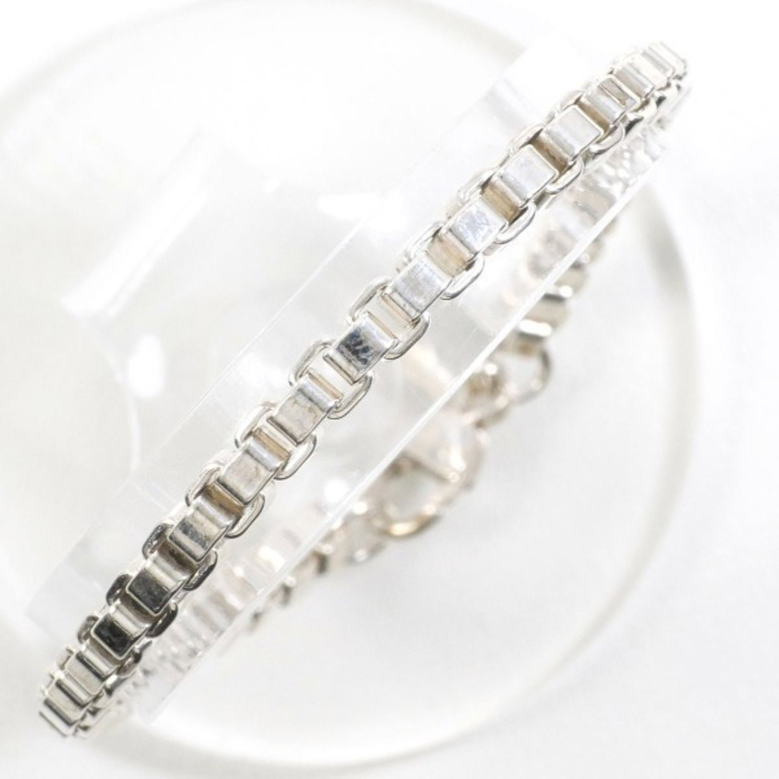 Tiffany Venetian Silver Bracelet Total weight approx. 15.7g 18.5cm: Tiffany Venetian Silver Bracelet Total weight approx. 15.7g 18.5cm Brand: Tiffany Type: Charm bracelet Gender: Women Material: Silver 925 Length: 18.5cm / 7.28'' Overall Scratches: Insignificant Overa